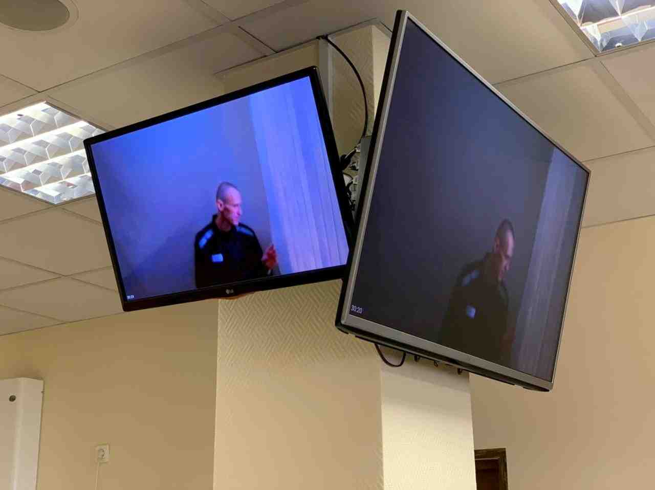 Russie: navalny, juge dans une nouvelle affaire, apparait au tribunal par video