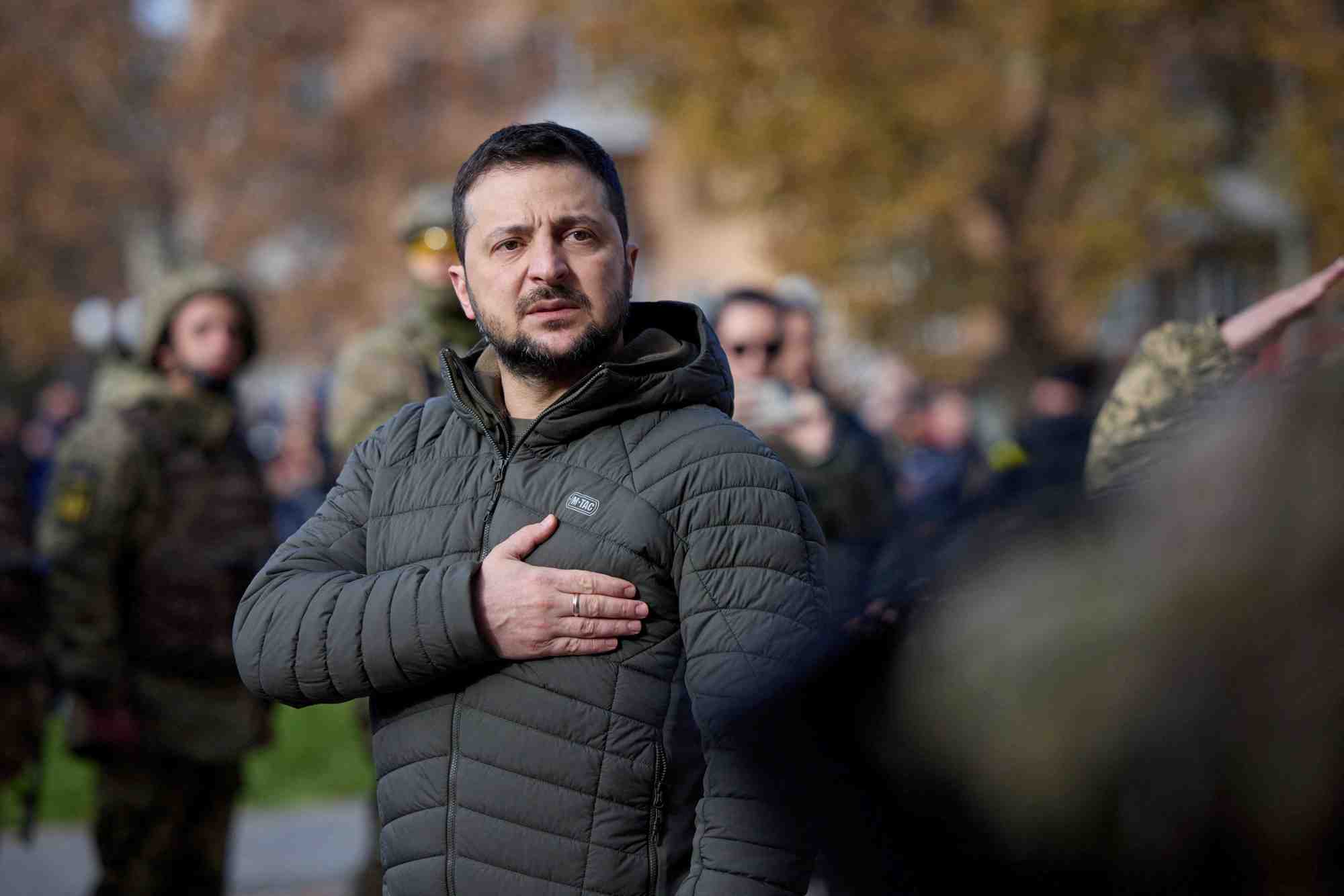 Le president ukrainien volodymyr zelenskiy chante l'hymne national lors d'une visite a kherson