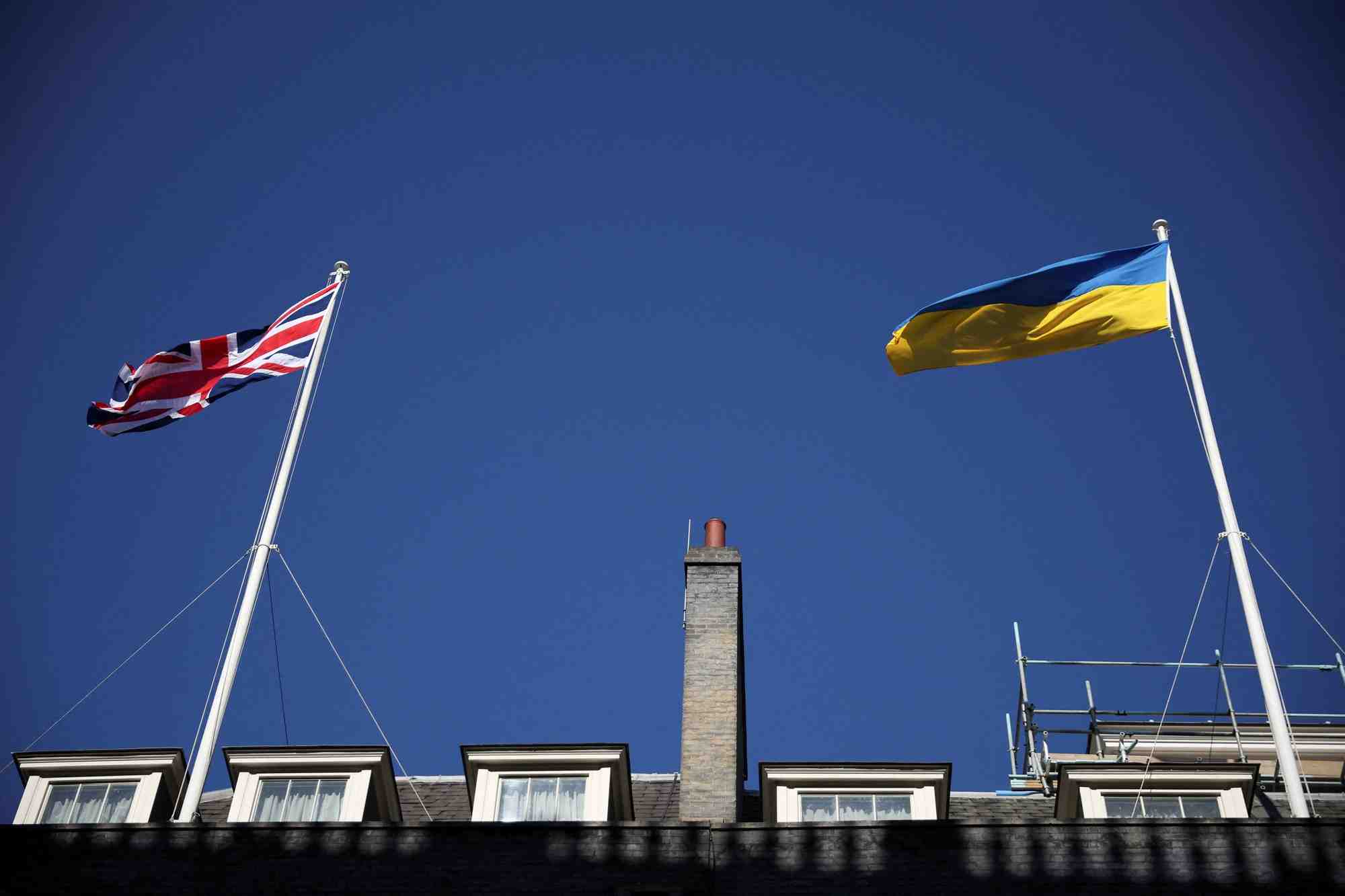 Des drapeaux britanniques et ukrainiens