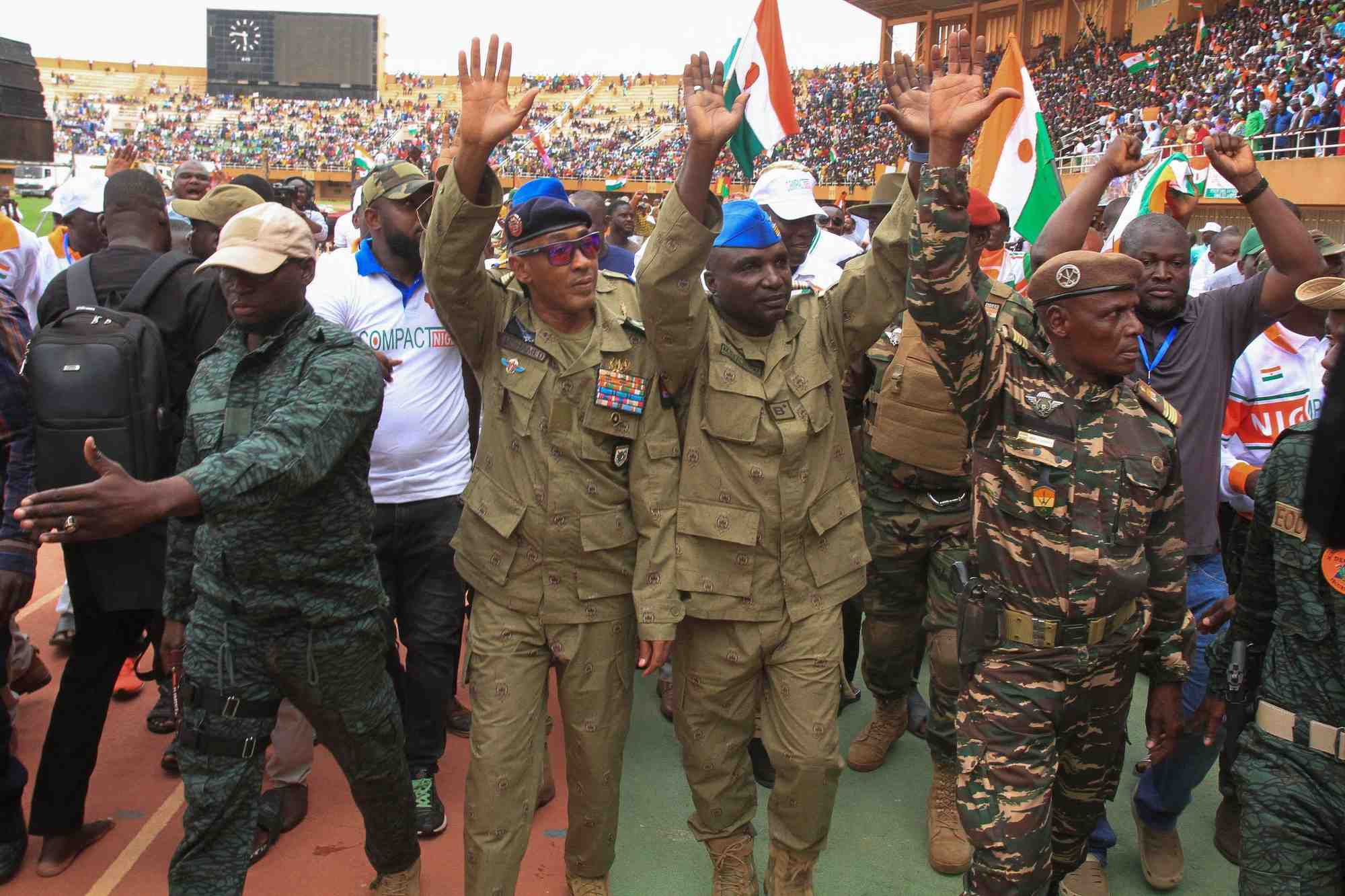 Les nigeriens se rassemblent un mois apres le coup d'etat pour demander le depart de l'ambassadeur de france