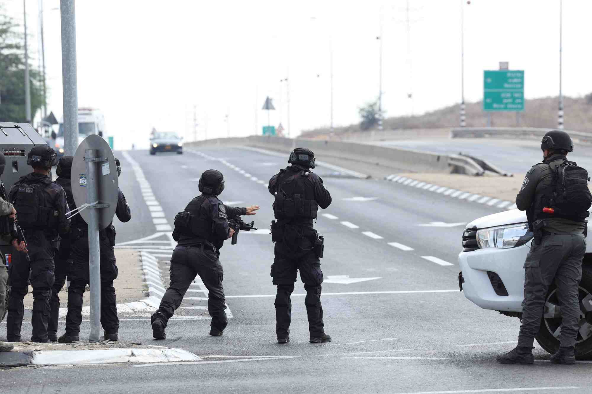 La securite israelienne prend position pres de sderot, en israel