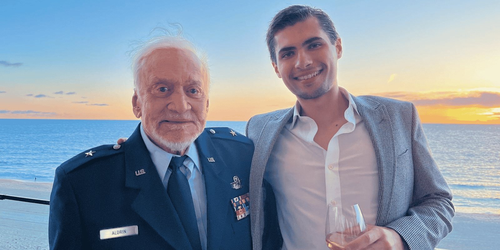 Enzo Bleze pose avec l'astronaute américain Buzz Aldrin.