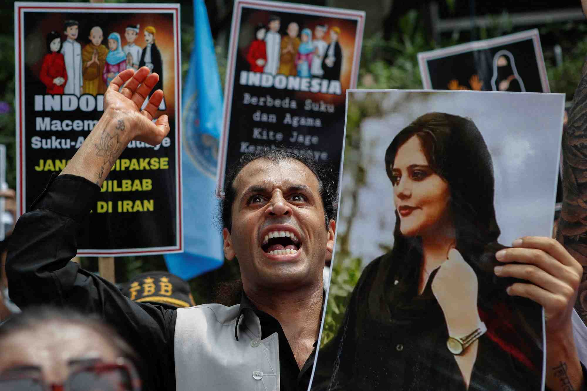 Une manifestation contre le regime iranien a la suite de la mort de mahsa amini
