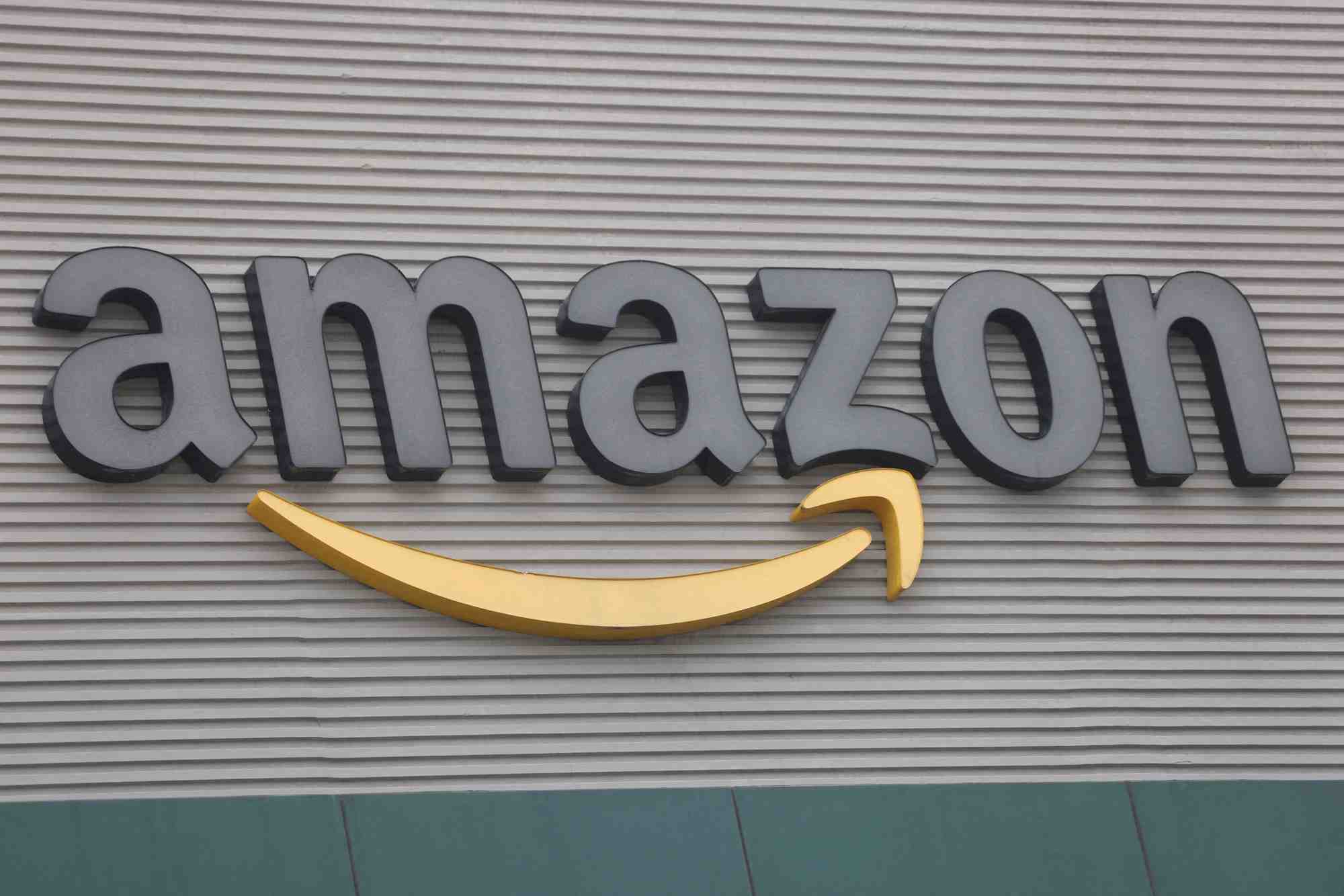 Le patron d'Amazon France a alerté ce lundi sur la perte d'attractivité fiscale de la France en cas d'instauration de la surtaxe sur les grandes entreprises.