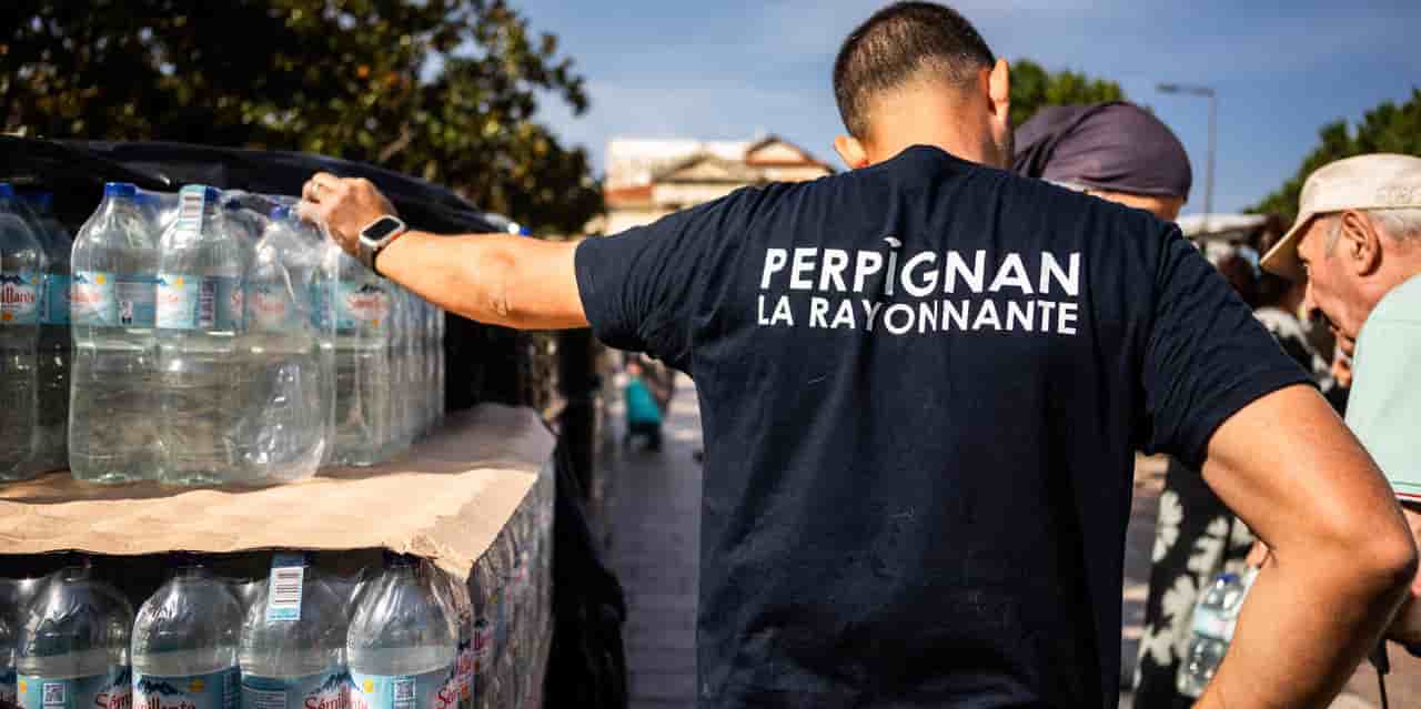 Suite aux perturbations sur l'alimentation en eau intervenues dimanche soir 15 juin, la mairie de Perpignan a mis en place des distributions de bouteilles d'eau dimanche soir et ce lundi dès 6h30.