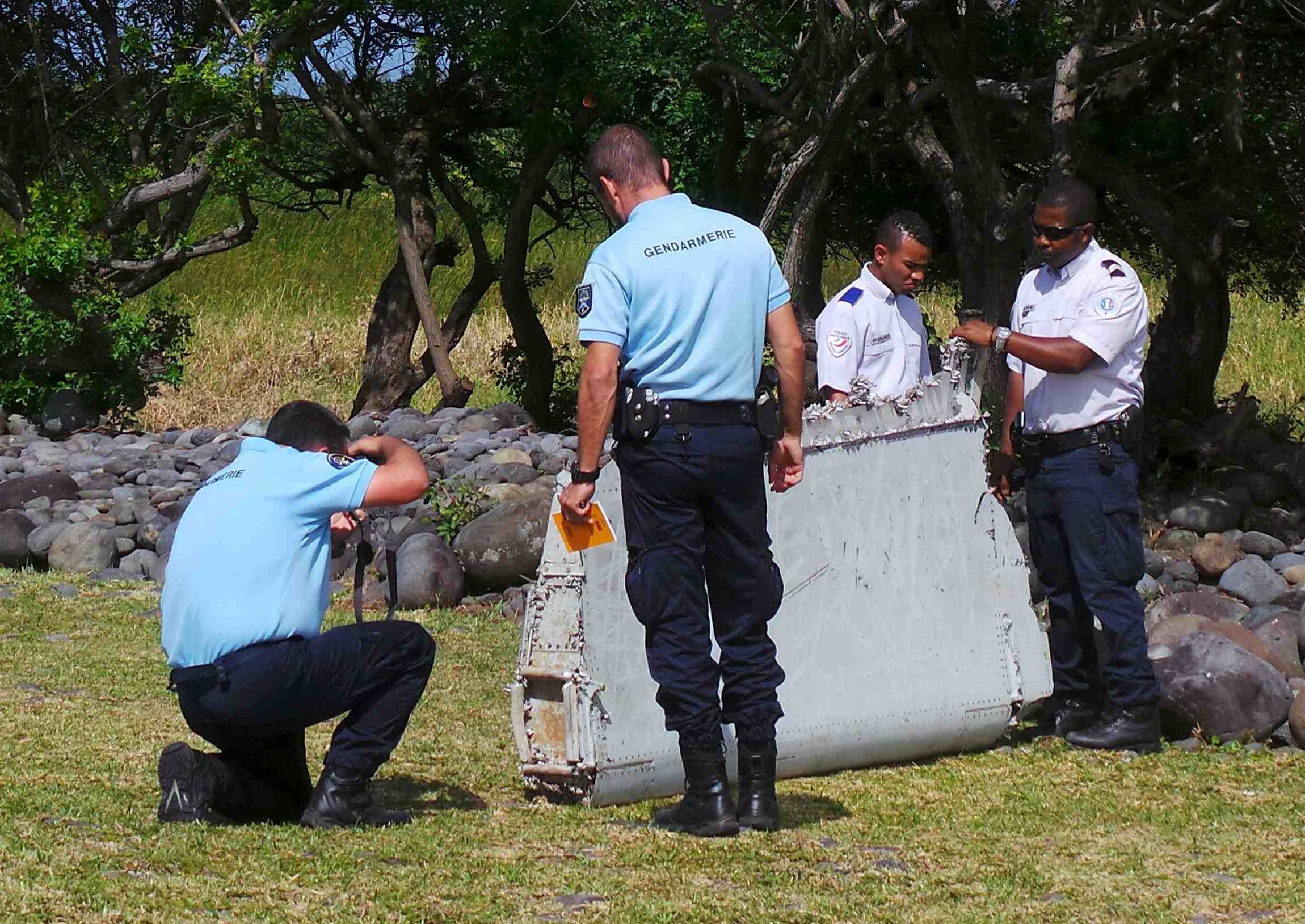 "tres fortes presomptions" que le debris retrouve a la reunion provienne du vol mh370