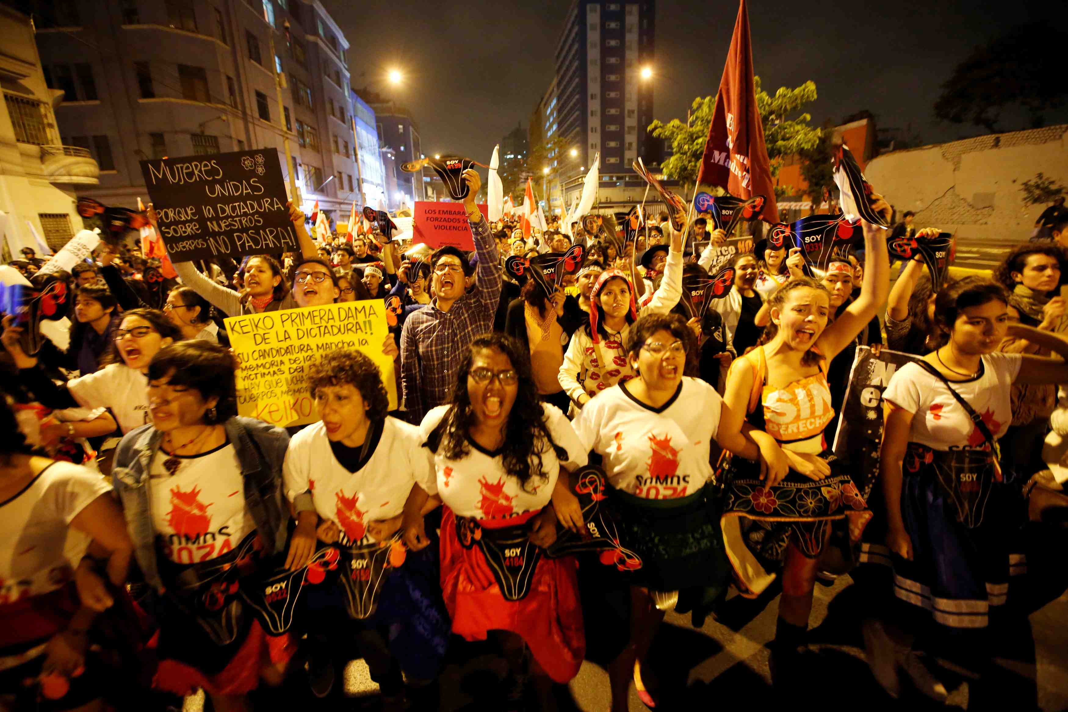 Des milliers de peruviens manifestent contre keiko fujimori