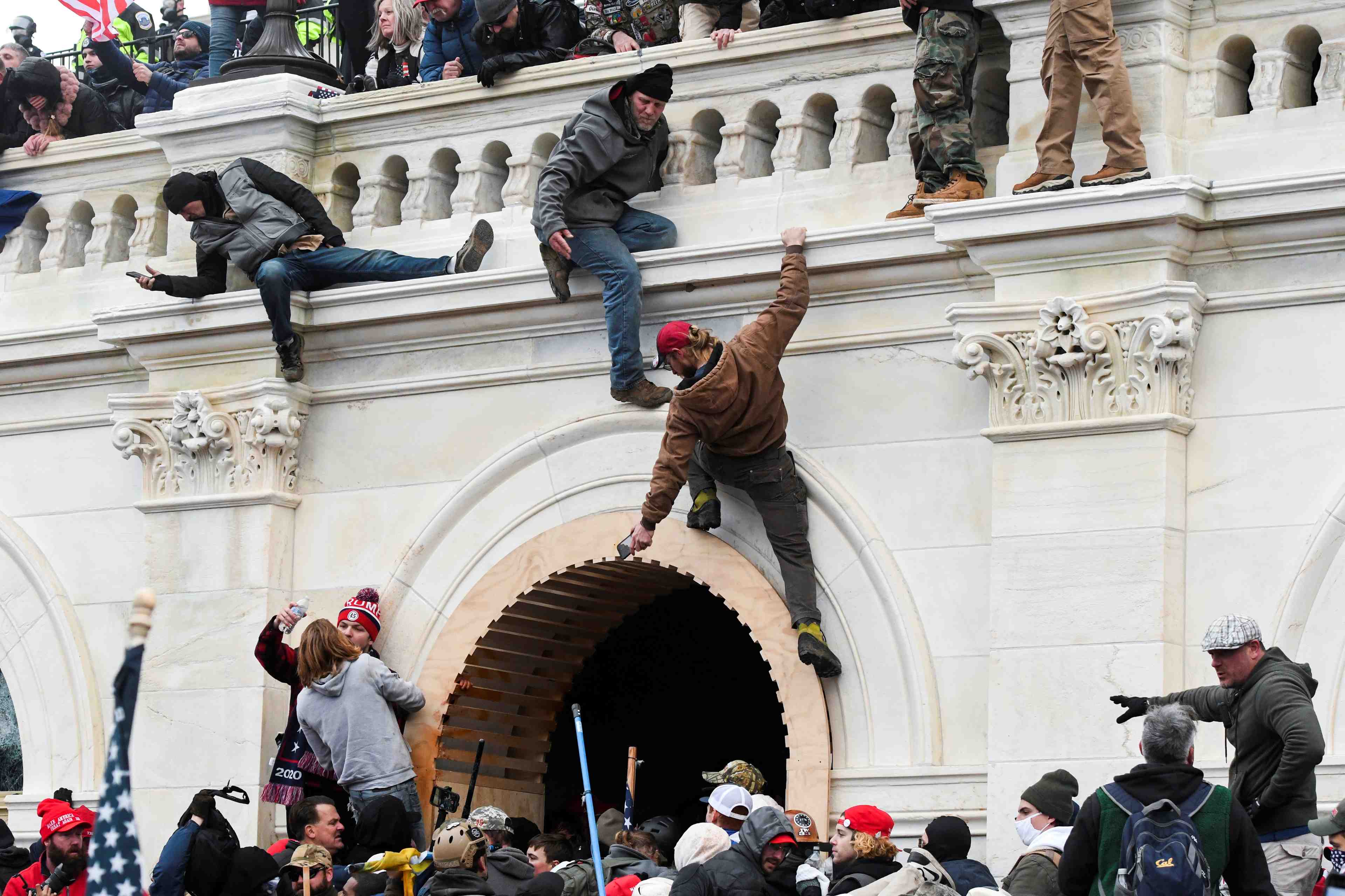 Trump a condamne l'assaut du capitole sous la pression de ses conseillers