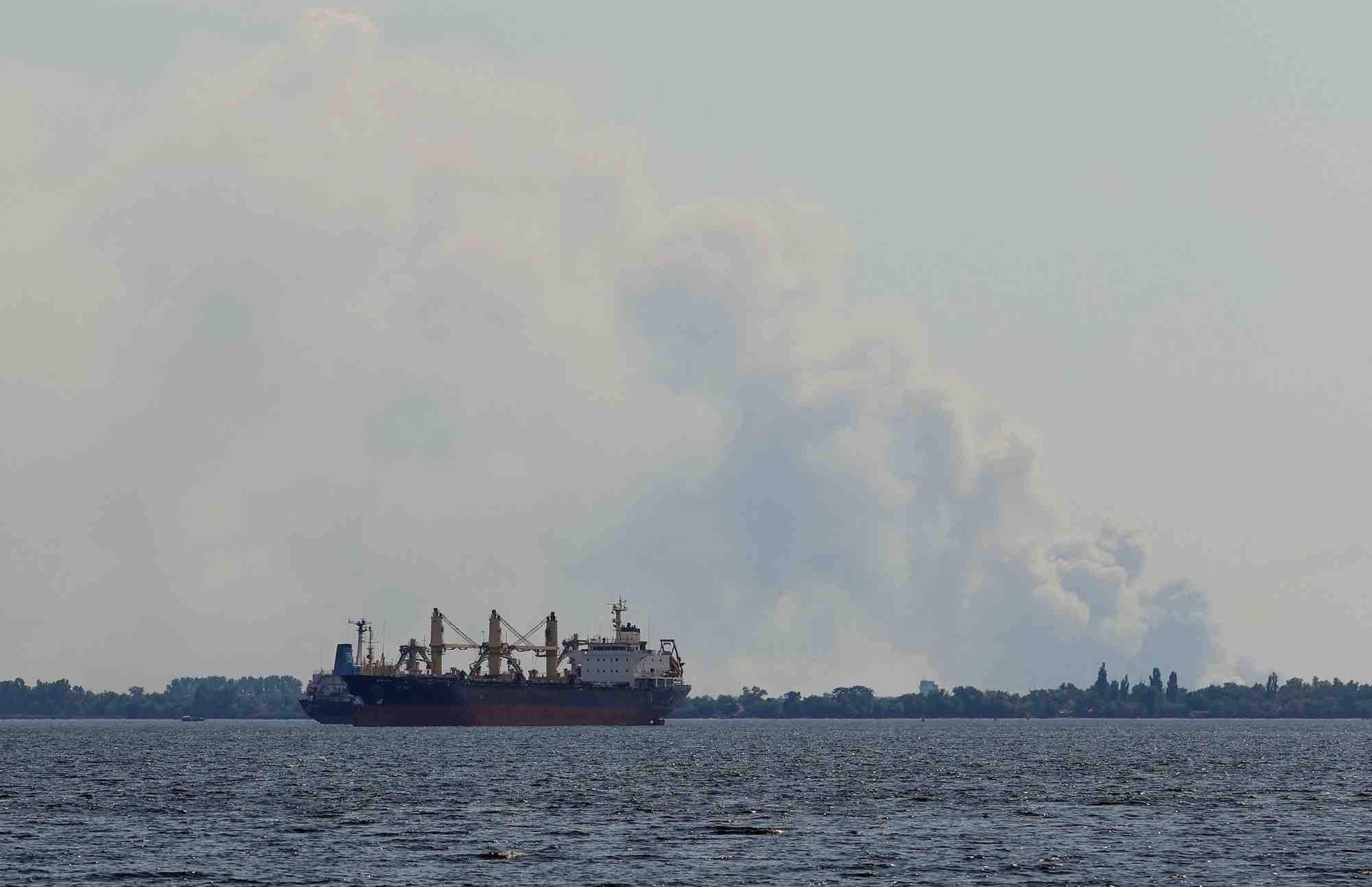 La fumee s'eleve derriere des navires sur le fleuve dniepr dans la ville ukrainienne de kherson sous controle russe