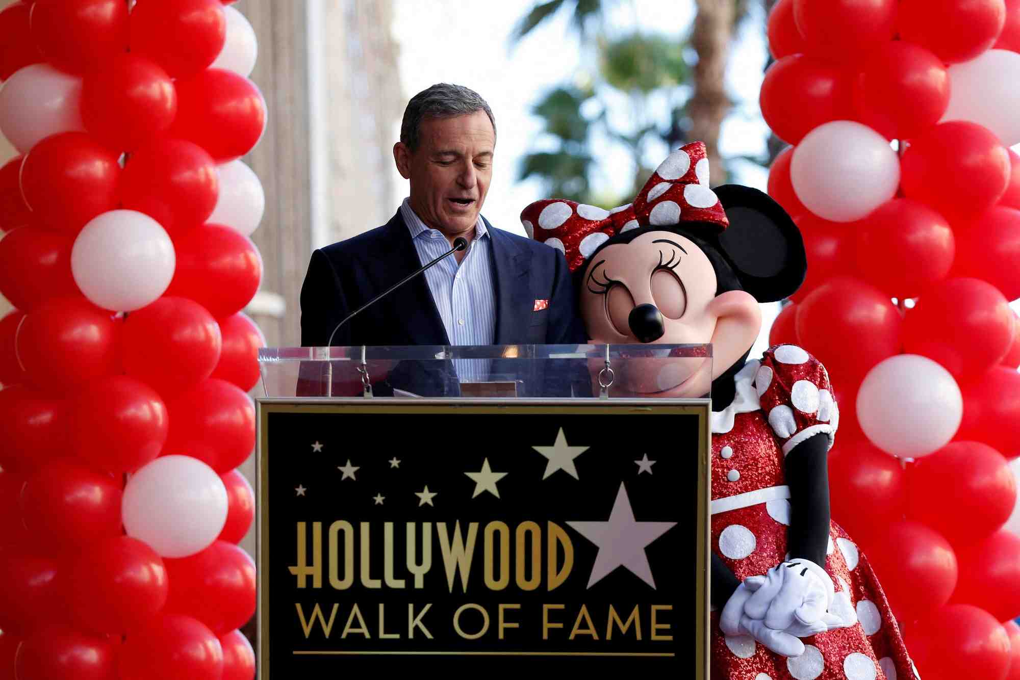 Bob iger parle a cote du personnage de minnie mouse lors de l'inauguration de son etoile sur le hollywood walk of fame a los angeles