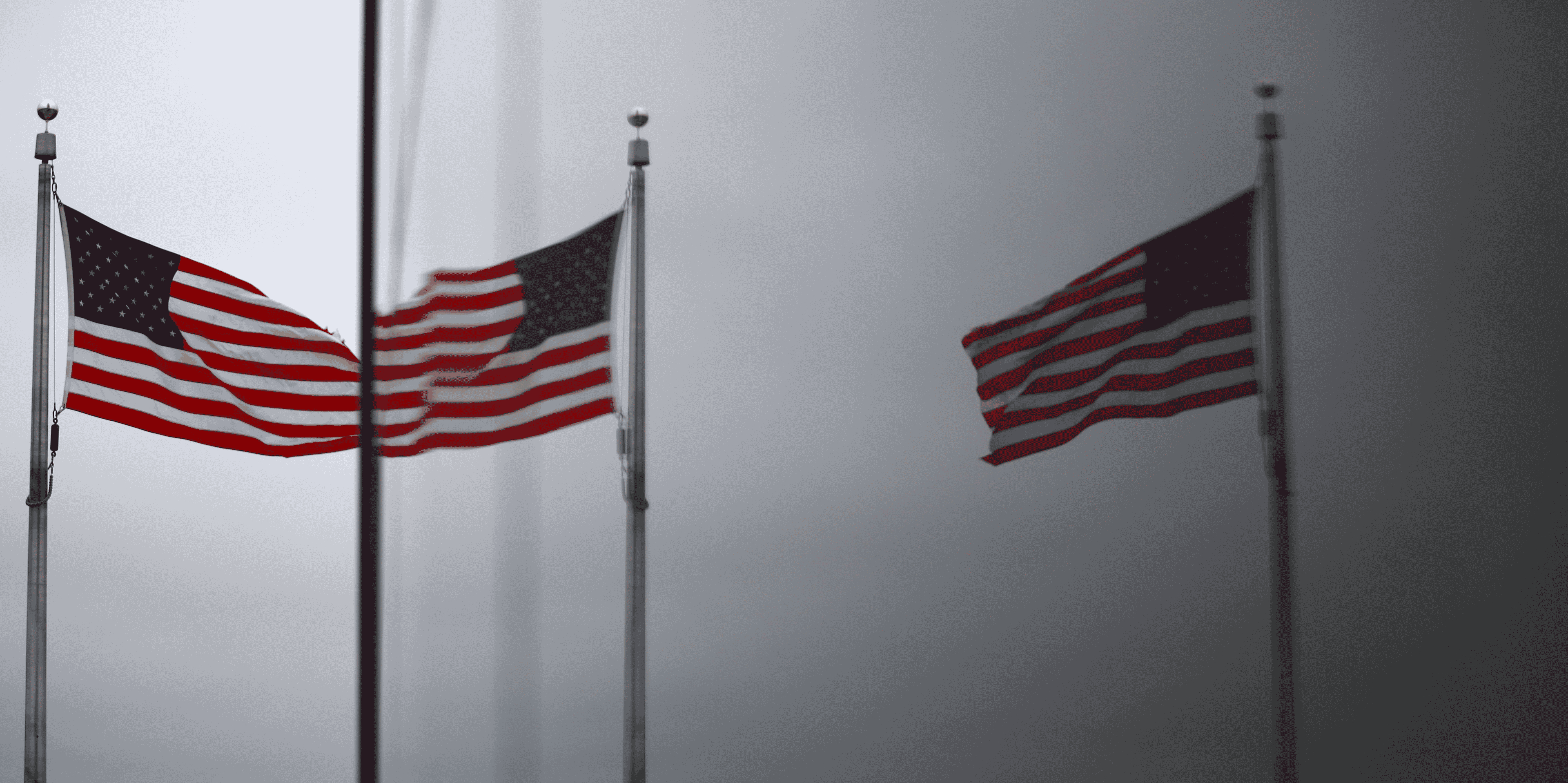 Le capitole des etats-unis et les drapeaux americains se refletent dans une fenetre a washington