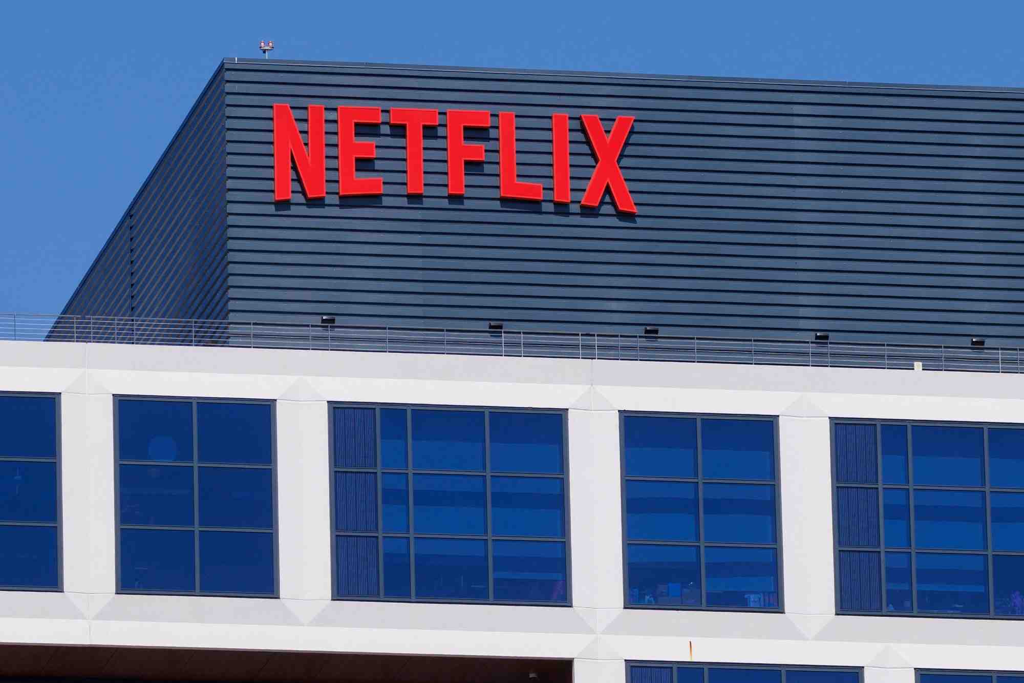 Le logo de netflix sur l'un des immeubles hollywoodiens de la societe a los angeles