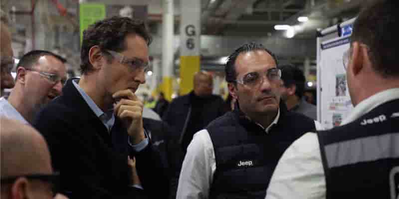 John Elkann, président de Stellantis, et Antonio Filosa, désormais directeur général, à l’usine d’assemblage de Sterling Heights, aux États-Unis, en février 2025.