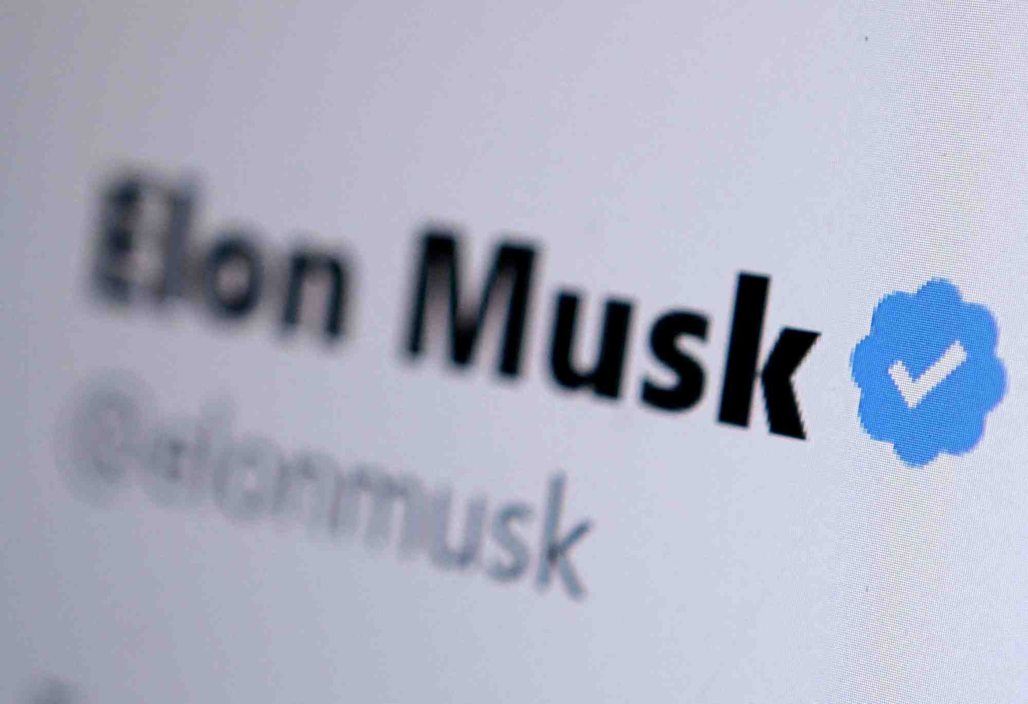 Photo d’archives: l'illustration montre le badge de verification du compte twitter d'elon musk