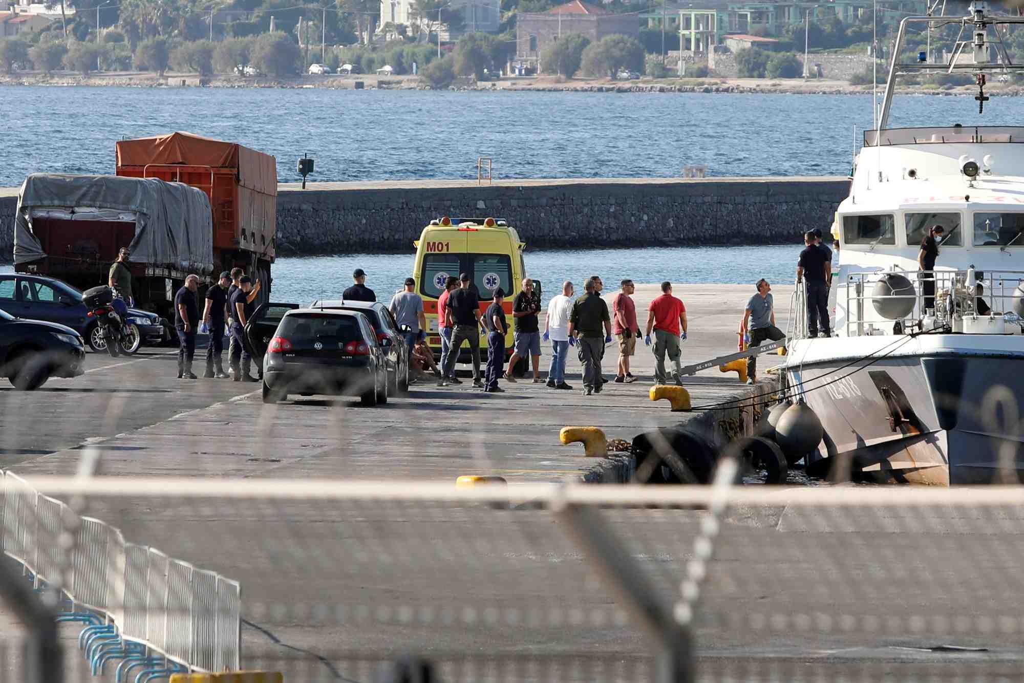 Des migrants secourus debarquent dans le port de mytilene