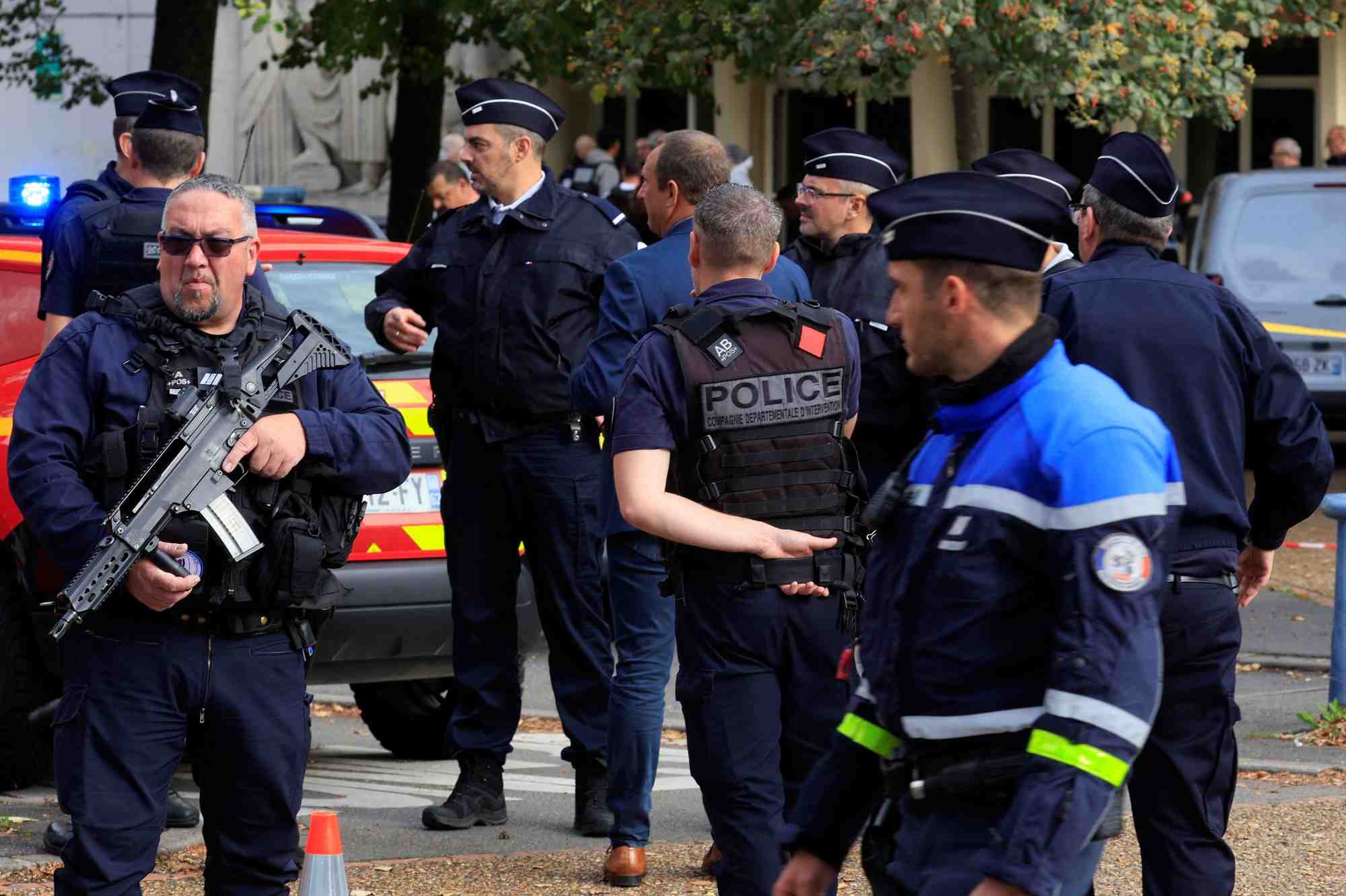 La police francaise a securise la zone apres qu'un enseignant a ete tue et plusieurs personnes blessees lors d'une attaque au couteau au lycee gambetta-carnot d'arras