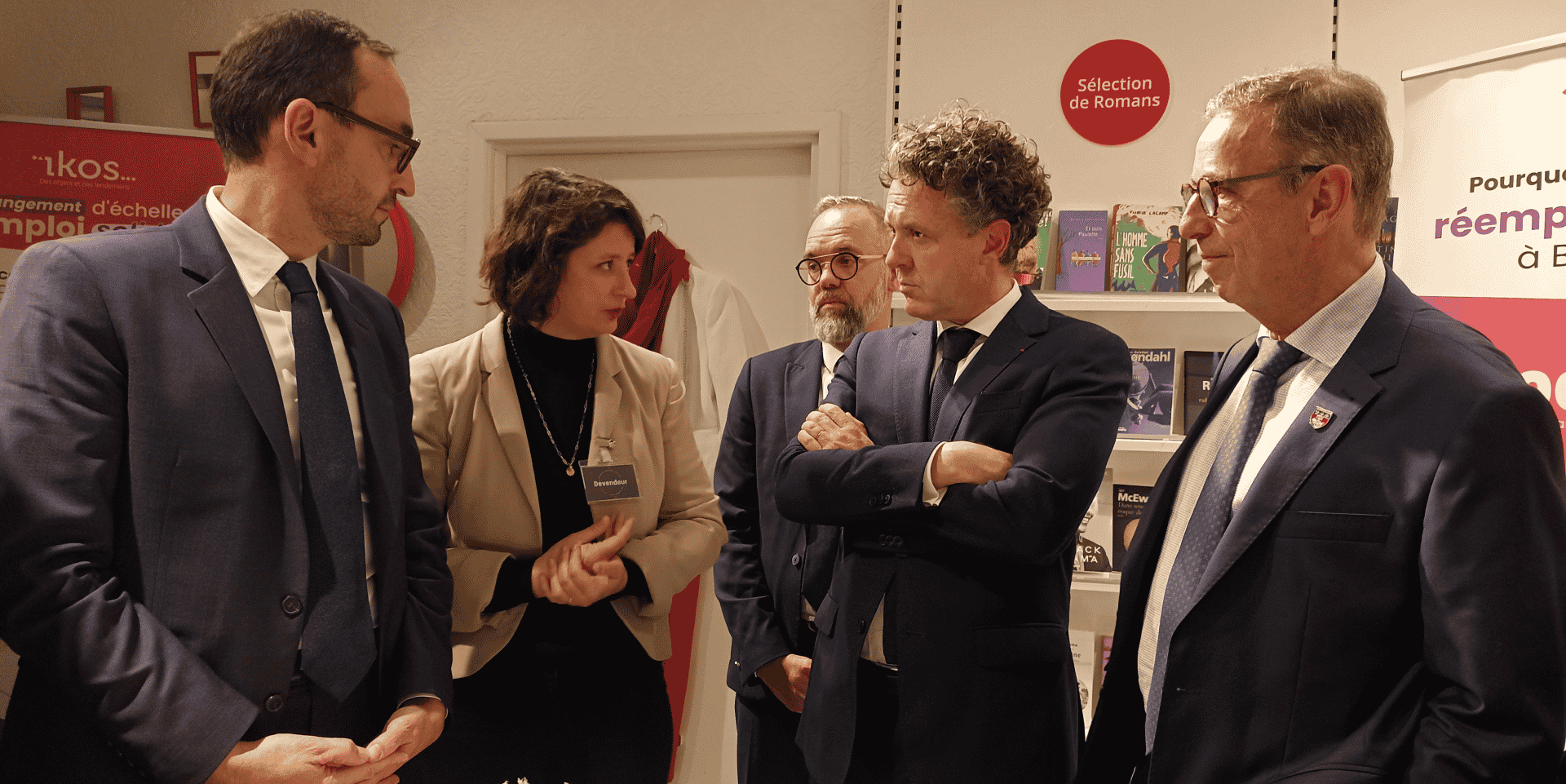 Coordinatrice du projet ïkos, Marion Besse, au centre, est entourée de Christophe Béchu et Thomas Cazenave, les ministre de la Transition écologique et des Comptes publics ainsi que de Pierre Hurmic, le maire de Bordeaux, et de Mathieu Anglade, directeur régional de l'Ademe, le 1er décembre.