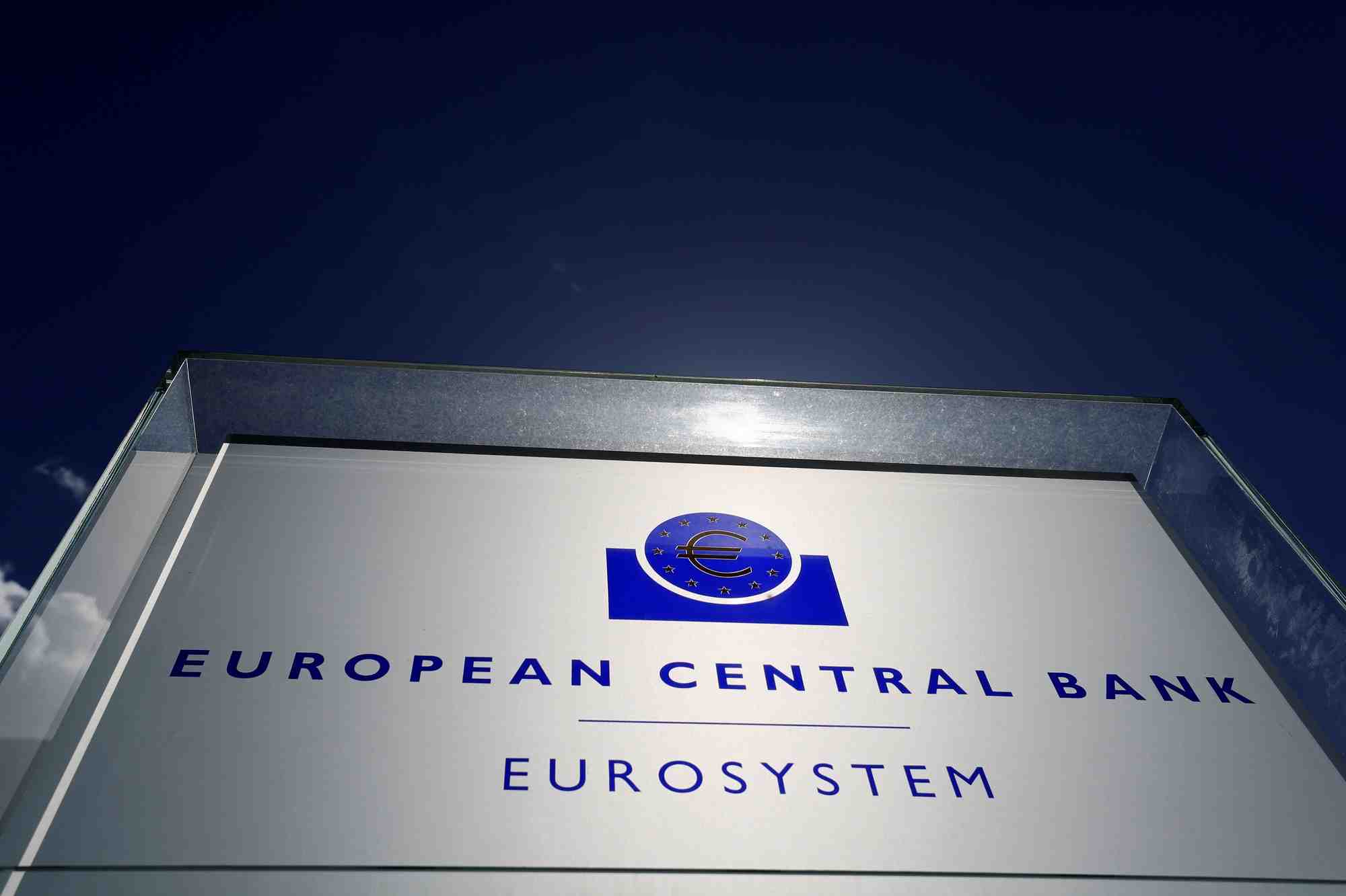 Le logo de la banque centrale europeenne (bce) a l'exterieur de son siege a francfort
