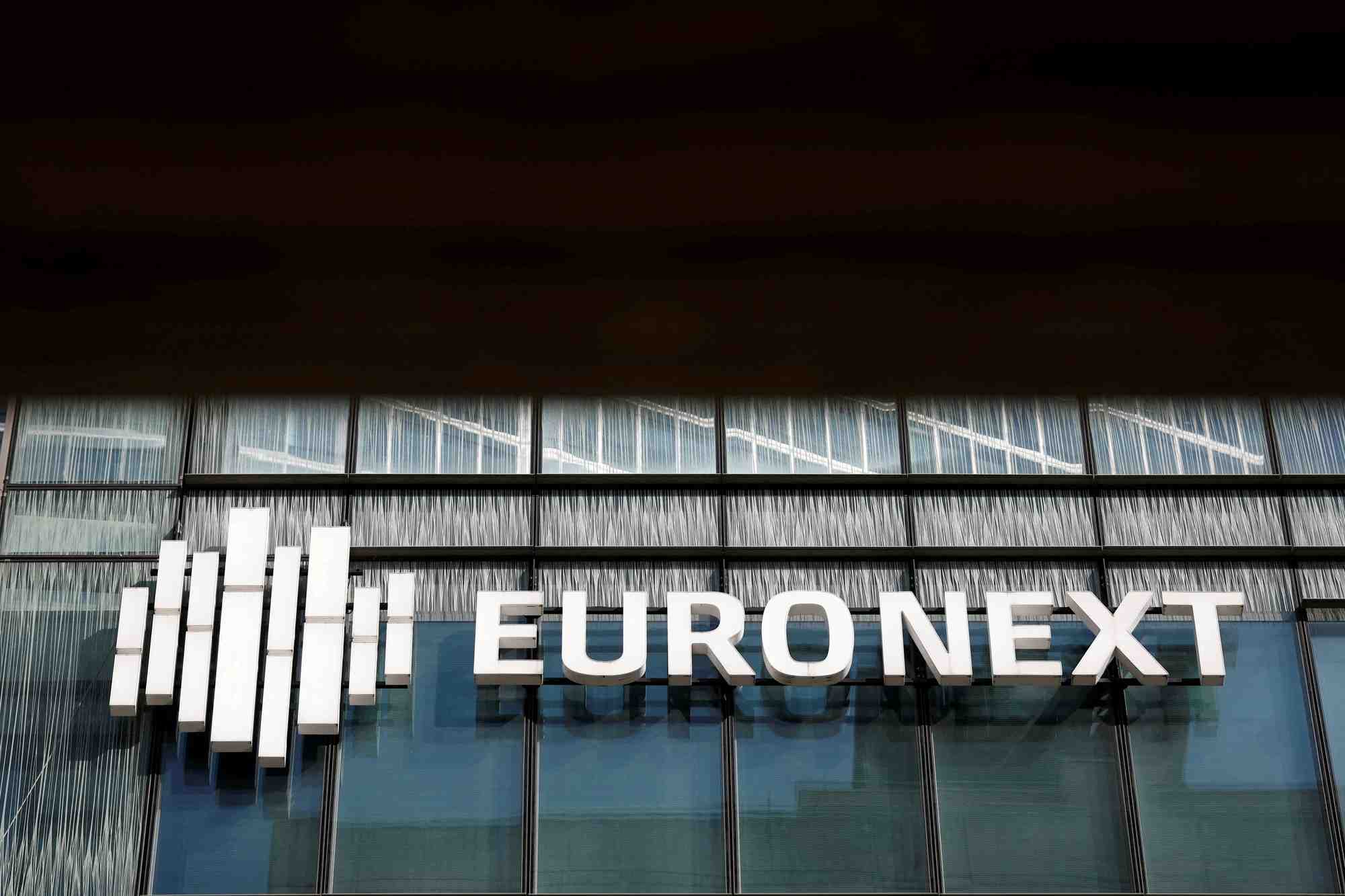 La bourse euronext est photographiee dans le quartier d'affaires de la defense a paris