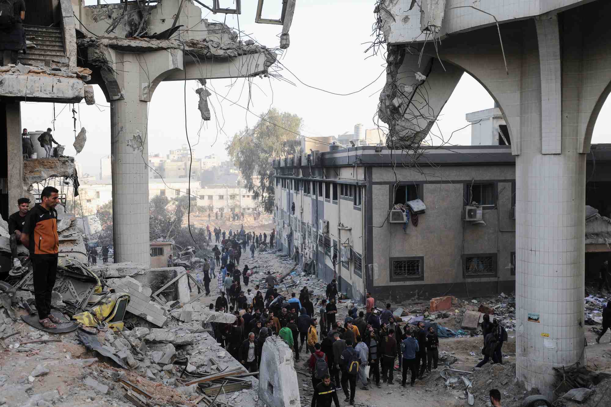 Les palestiniens inspectent les degats apres le retrait des forces israeliennes de l'hopital al shifa de gaza et de ses alentours