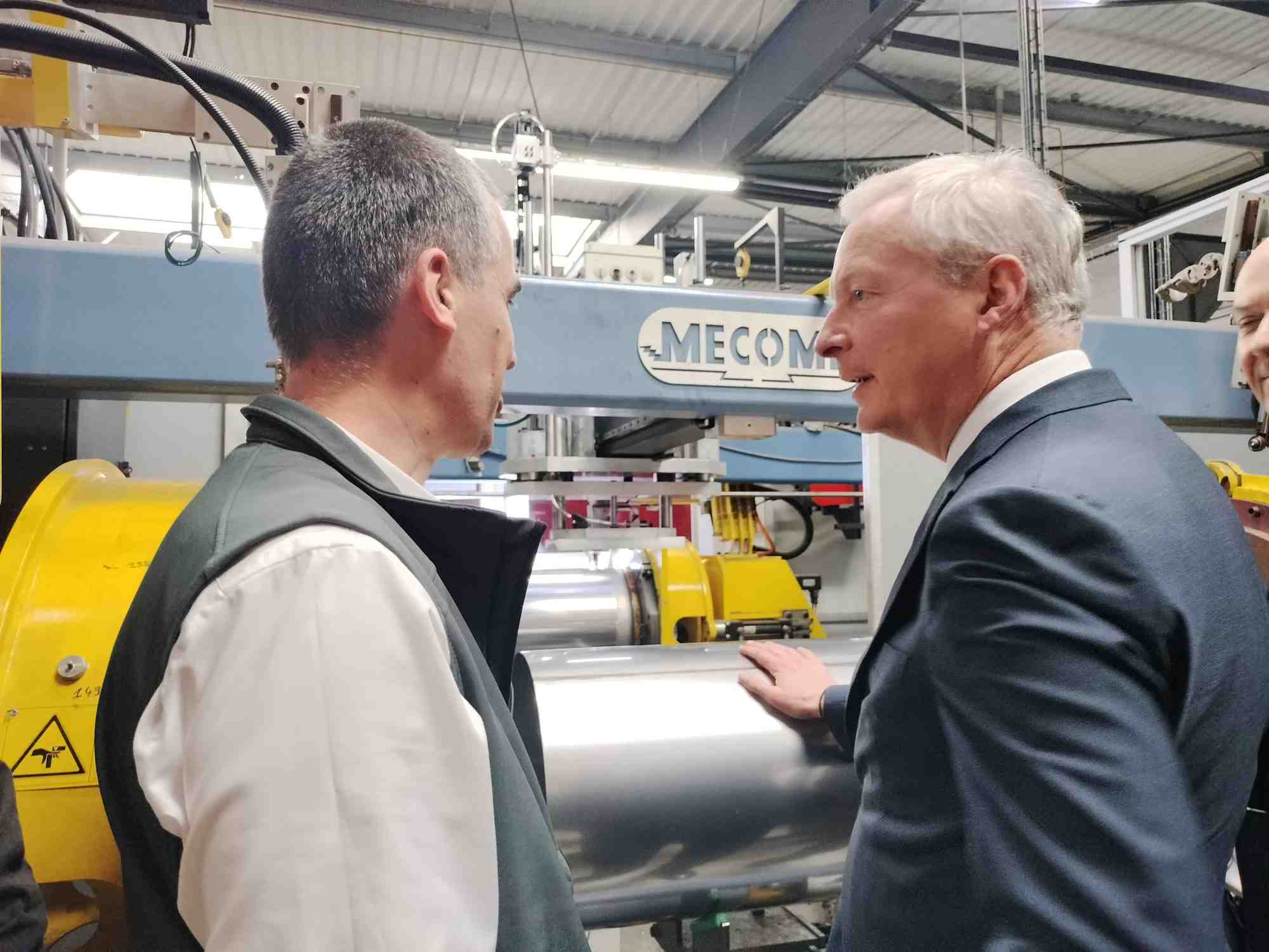 Le directeur de la business unit Thermodynamique du groupe Intuis, Lionel Palandre, fait visiter, le 15 avril 2024, l'usine de Feuquières-en-Vimeu (Somme) au ministre de l'Economie, Bruno Le Maire.