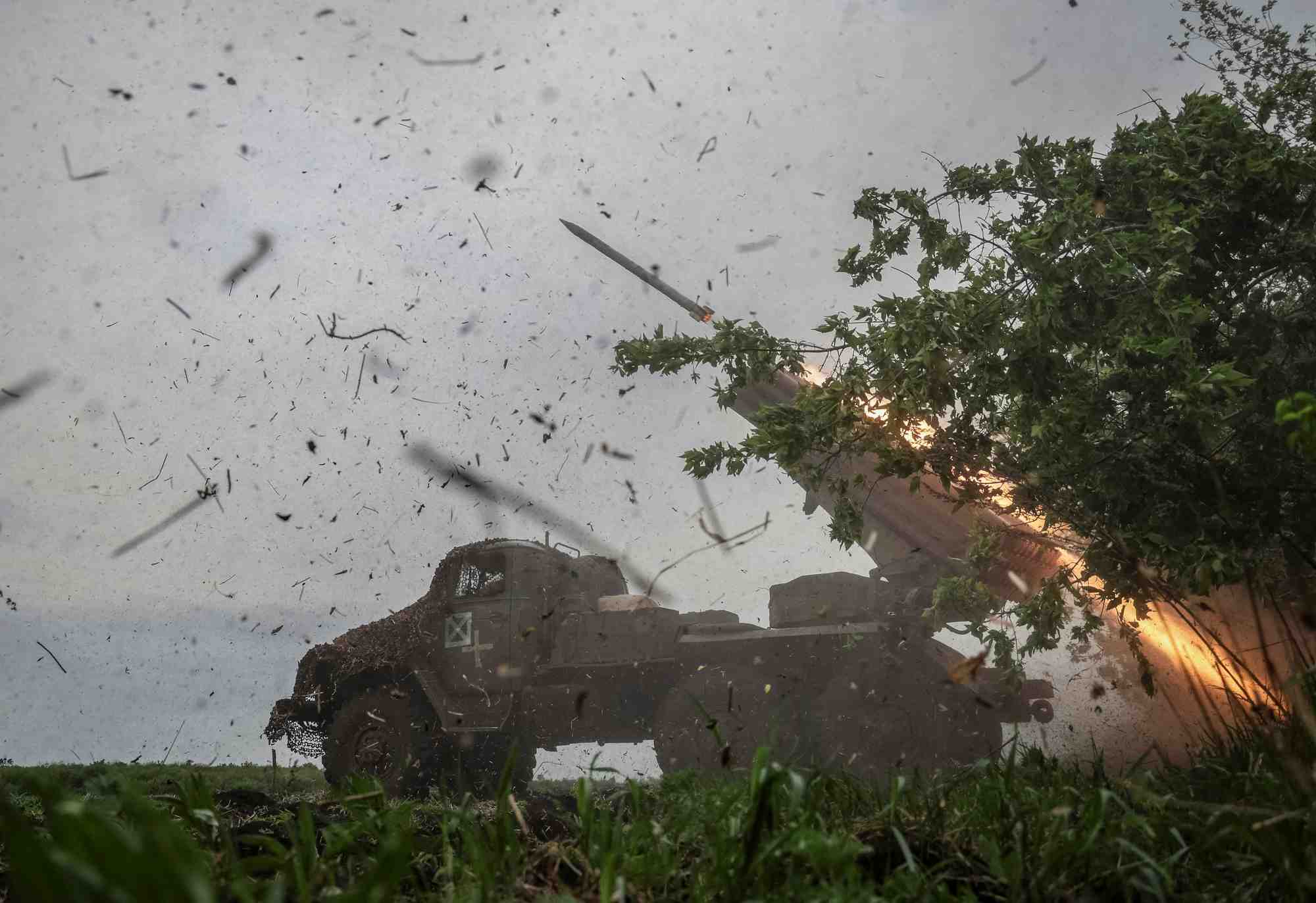 Des militaires ukrainiens tirent un systeme de roquettes multiples bm-21 grad en direction des troupes russes dans la region de donetsk