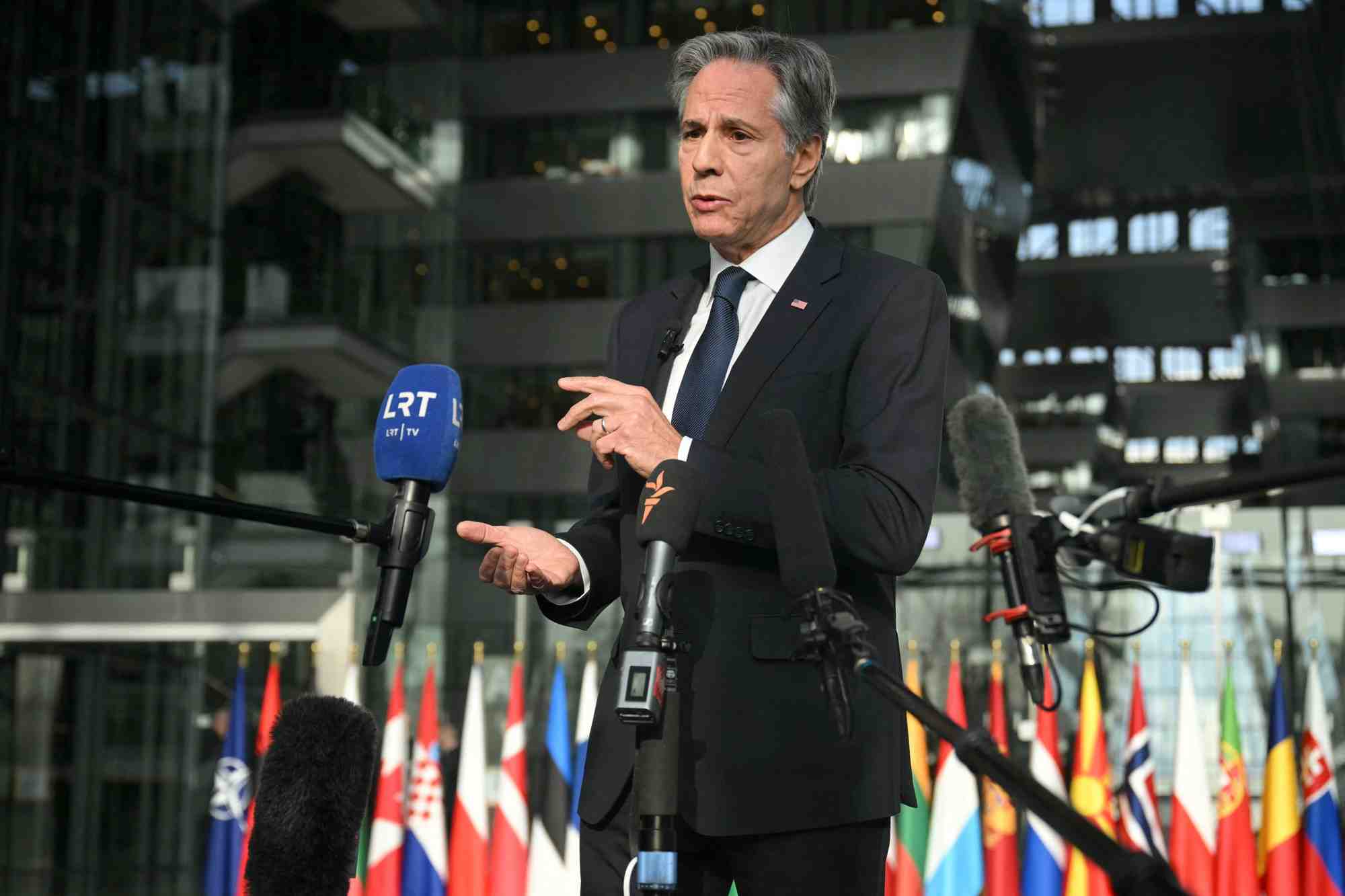 Antony blinken assiste a une reunion au siege de l'otan lors de sa visite en belgique