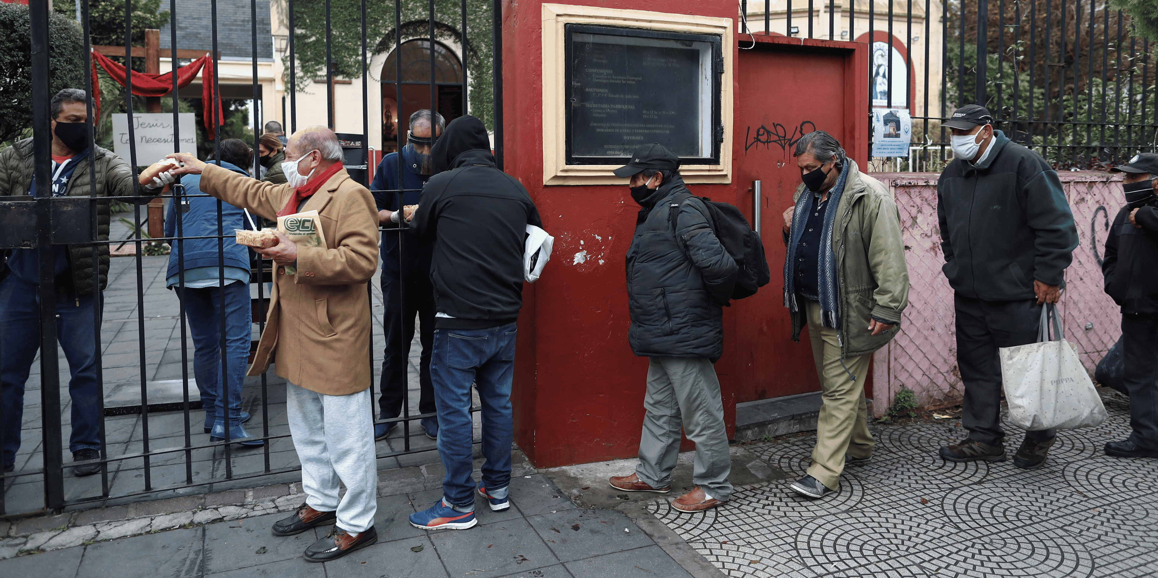 Buenos Aires, Argentine : des gens font la queue pour recevoir une portion de ragoût à la soupe populaire organisée à l'église Caacupe, le 23 juillet 2020