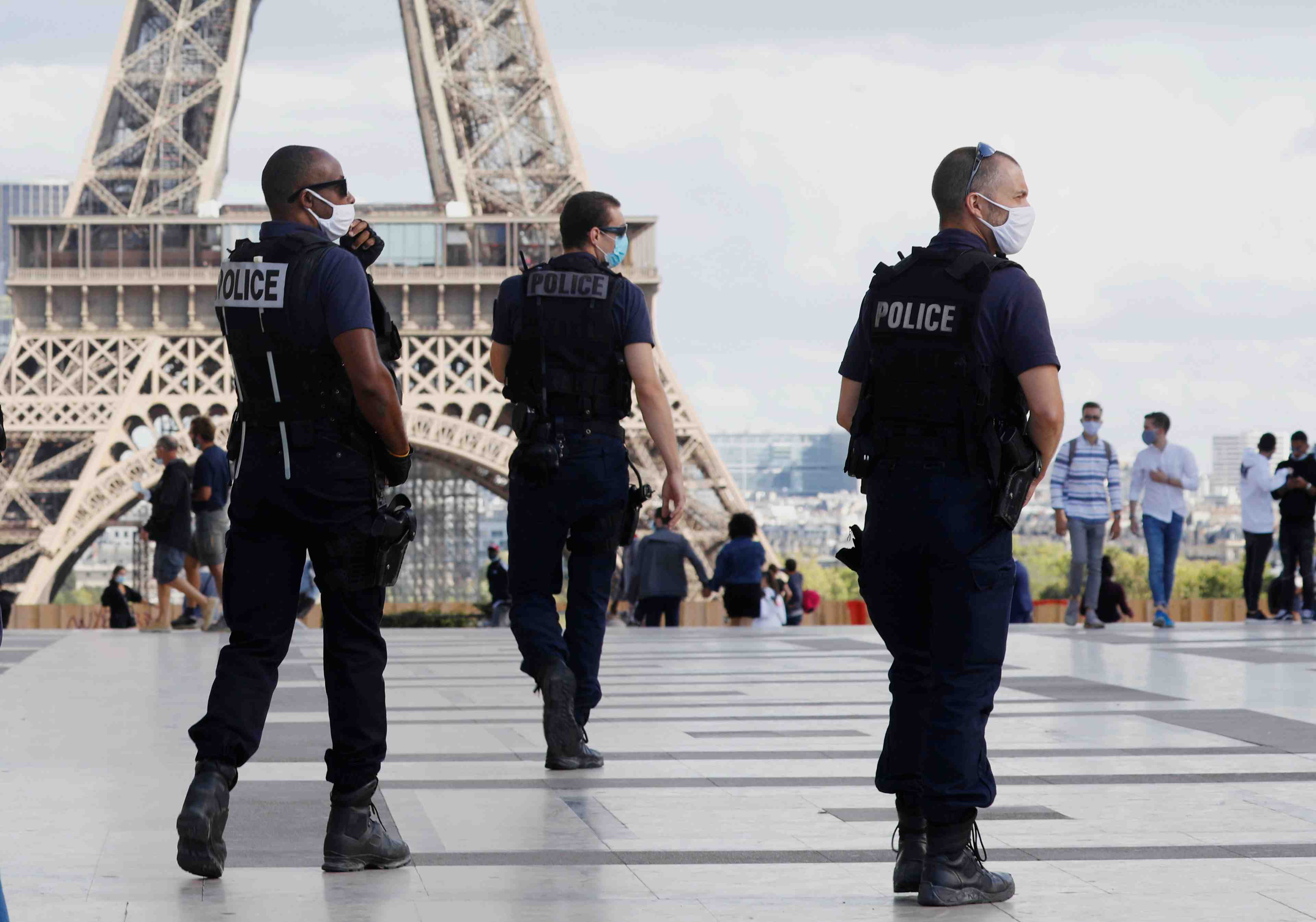 La tour eiffel evacuee apres une alerte a la bombe, rapporte bfm