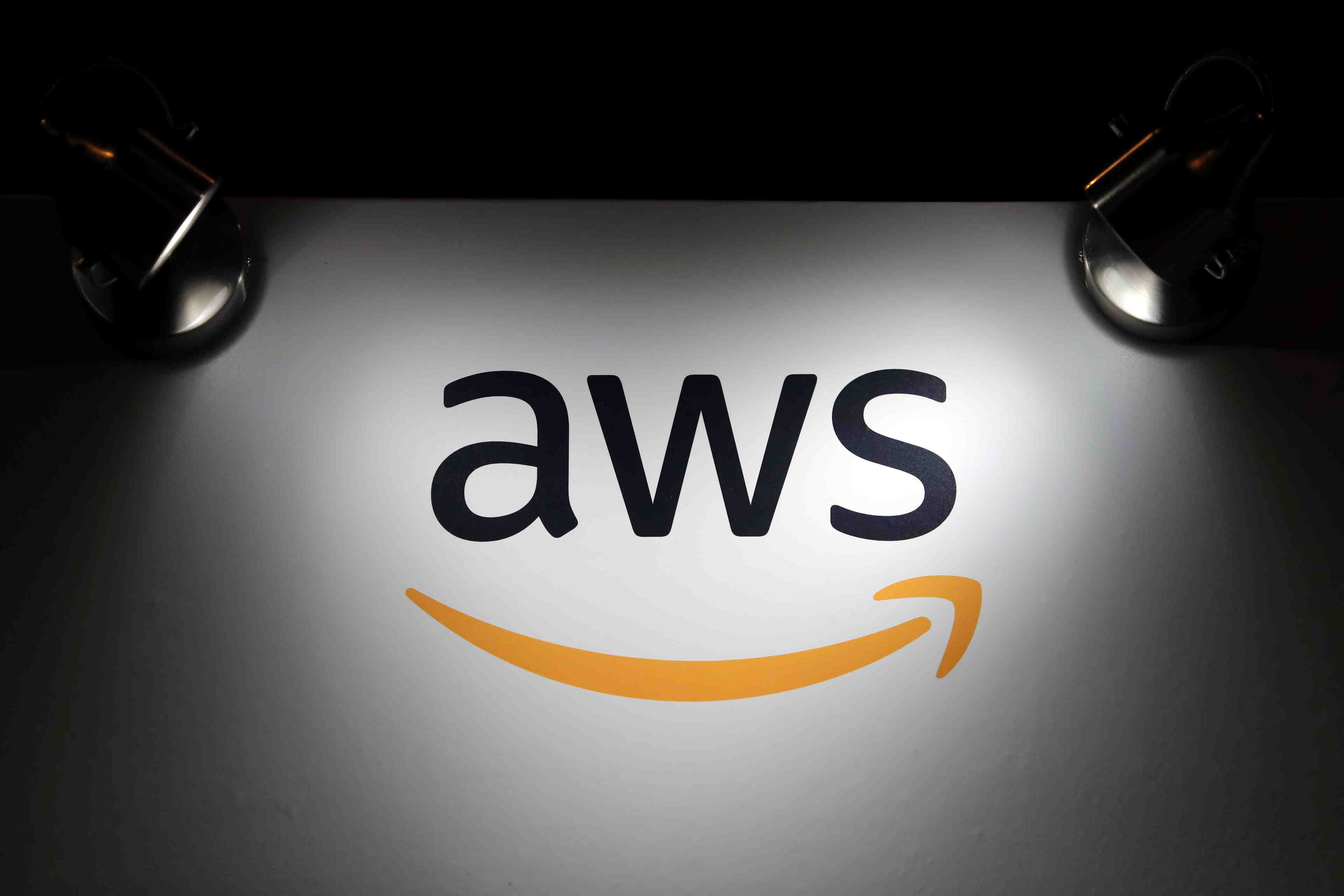 Apple et amazon suspendent l'application parler