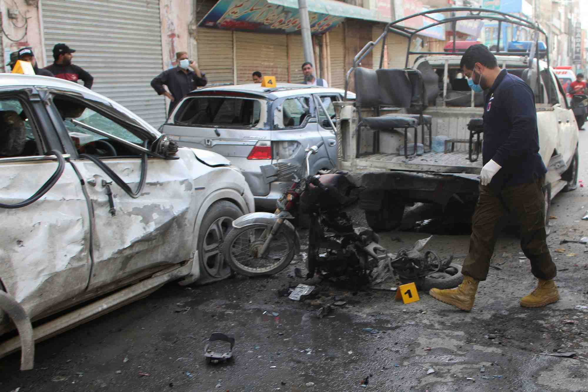 Photo sur les lieux des lieux de l'attentat a l'explosif visant un vehicule de police sur un marche de la ville de quetta