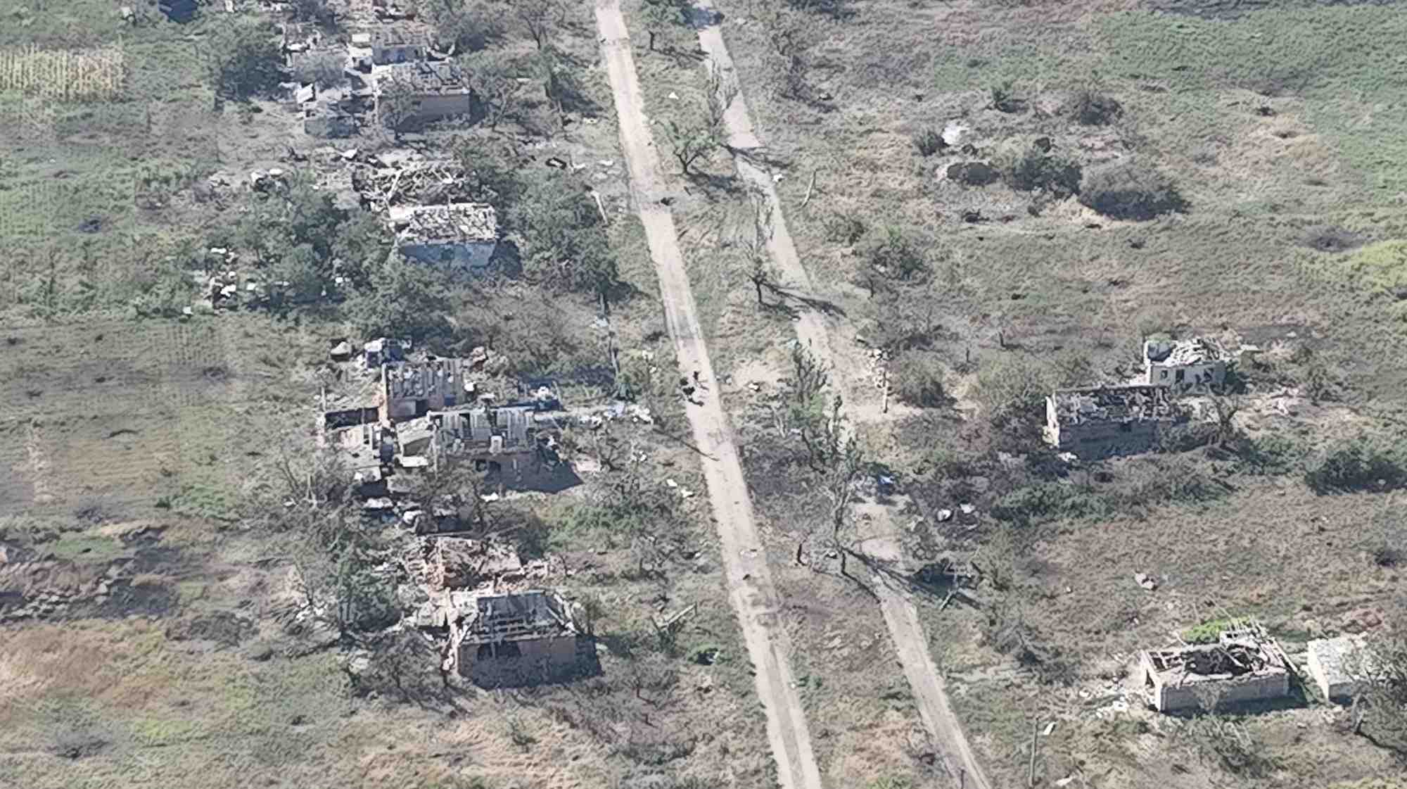 Des soldats ukrainiens entrent dans le village de robotyne