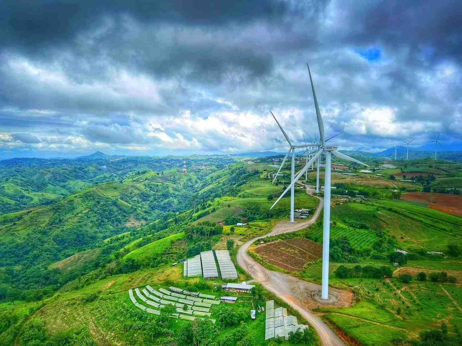 La société de l'Aveyronnais monte une ferme solaire et éolienne au milieu des rizières en Thaïlande.