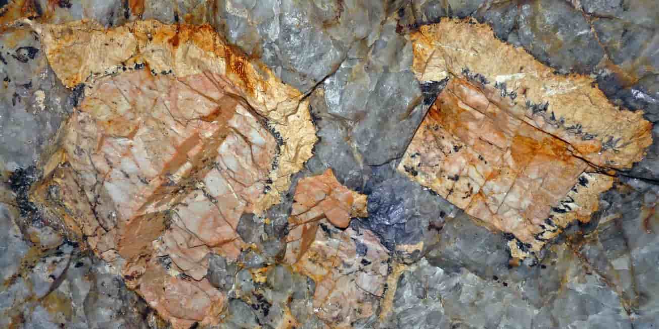 Le lithium peut se concentrer dans des roches magmatiques ou dans des bassins sédimentaires où il est capté par des particules argileuses.