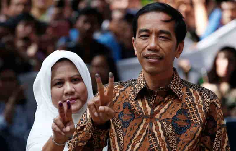 Le gouverneur de Djakarta en tête de l'élection en Indonésie