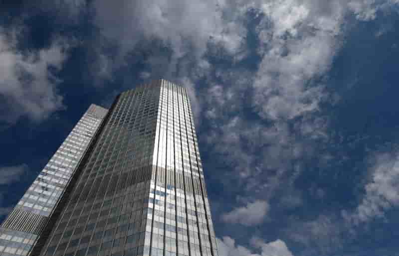La BCE se tient prête à de nouveaux ajustements, dit Draghi