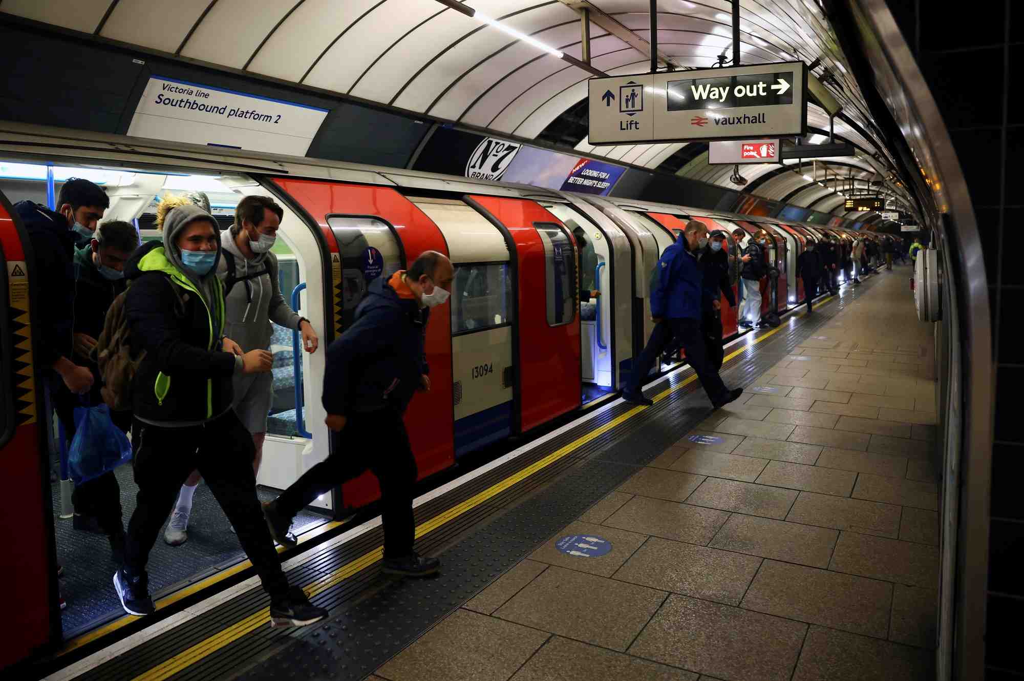 Coronavirus: londres ecarte un nouveau confinement malgre la degradation sanitaire