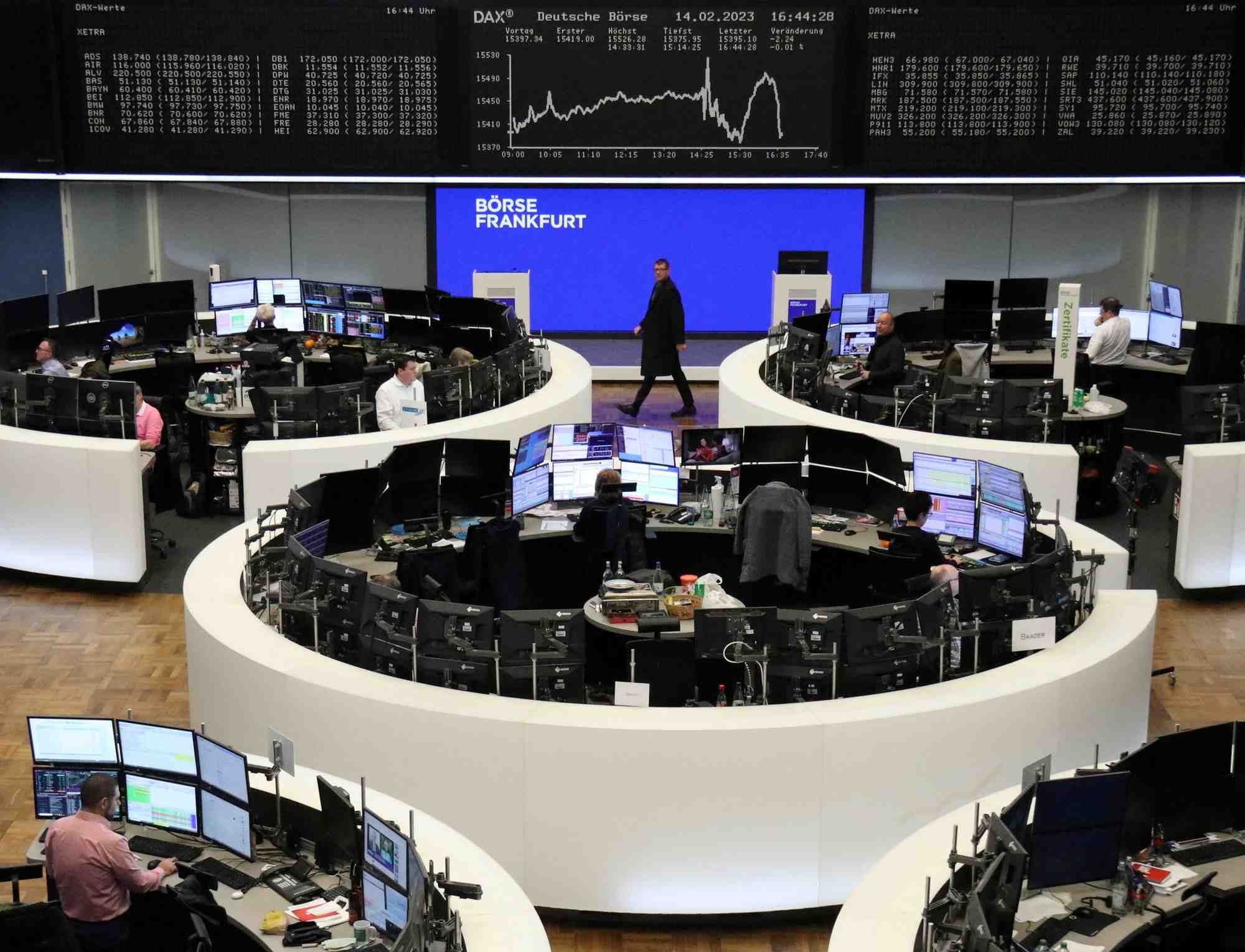 Photo des traders qui travaillenr a la bourse de francfort