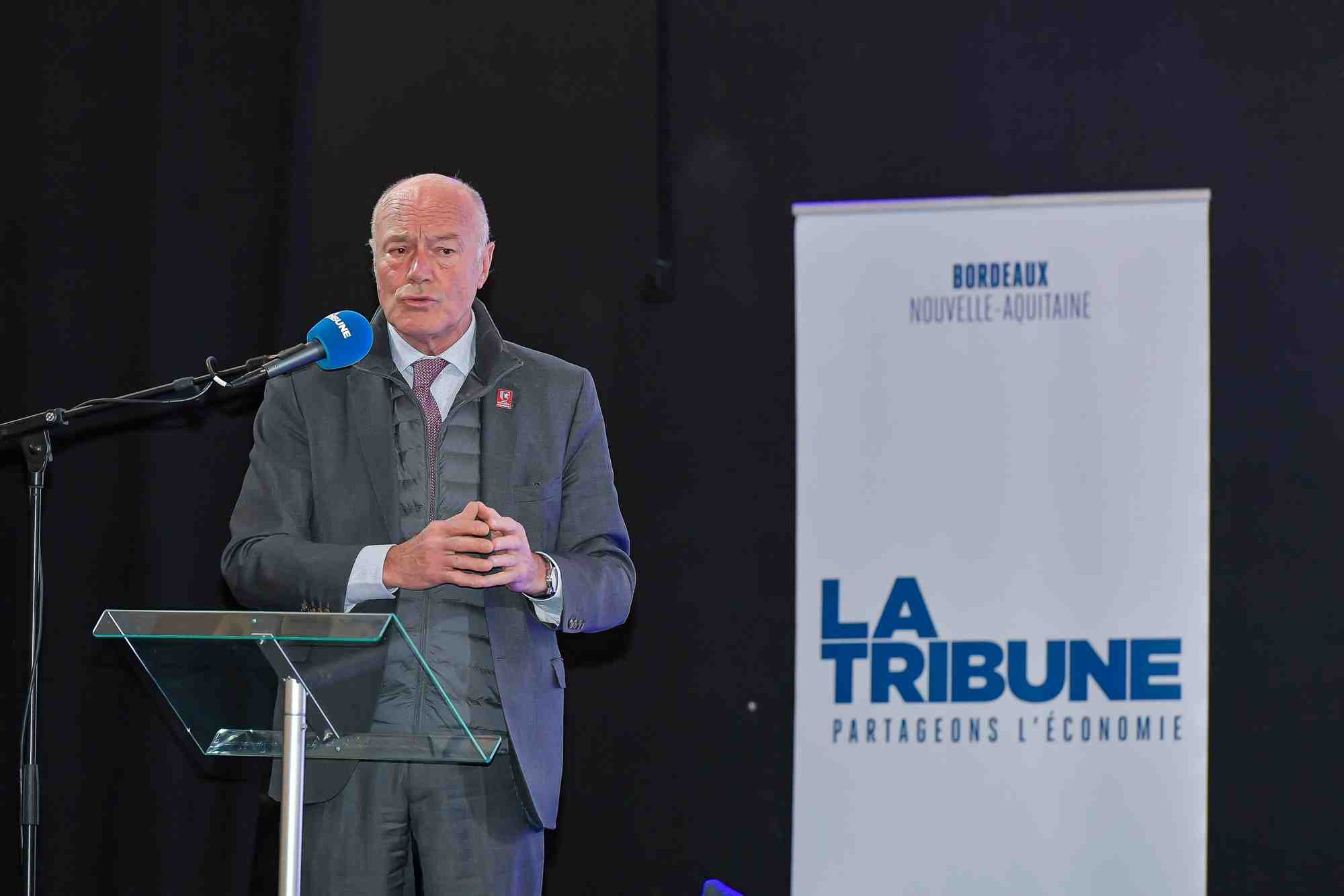 Alain Rousset, le président du conseil régional de Nouvelle-Aquitaine, a lancé un centre de réflexion pour étudier la relocalisation de la fabrication de médicaments en Nouvelle-Aquitaine.