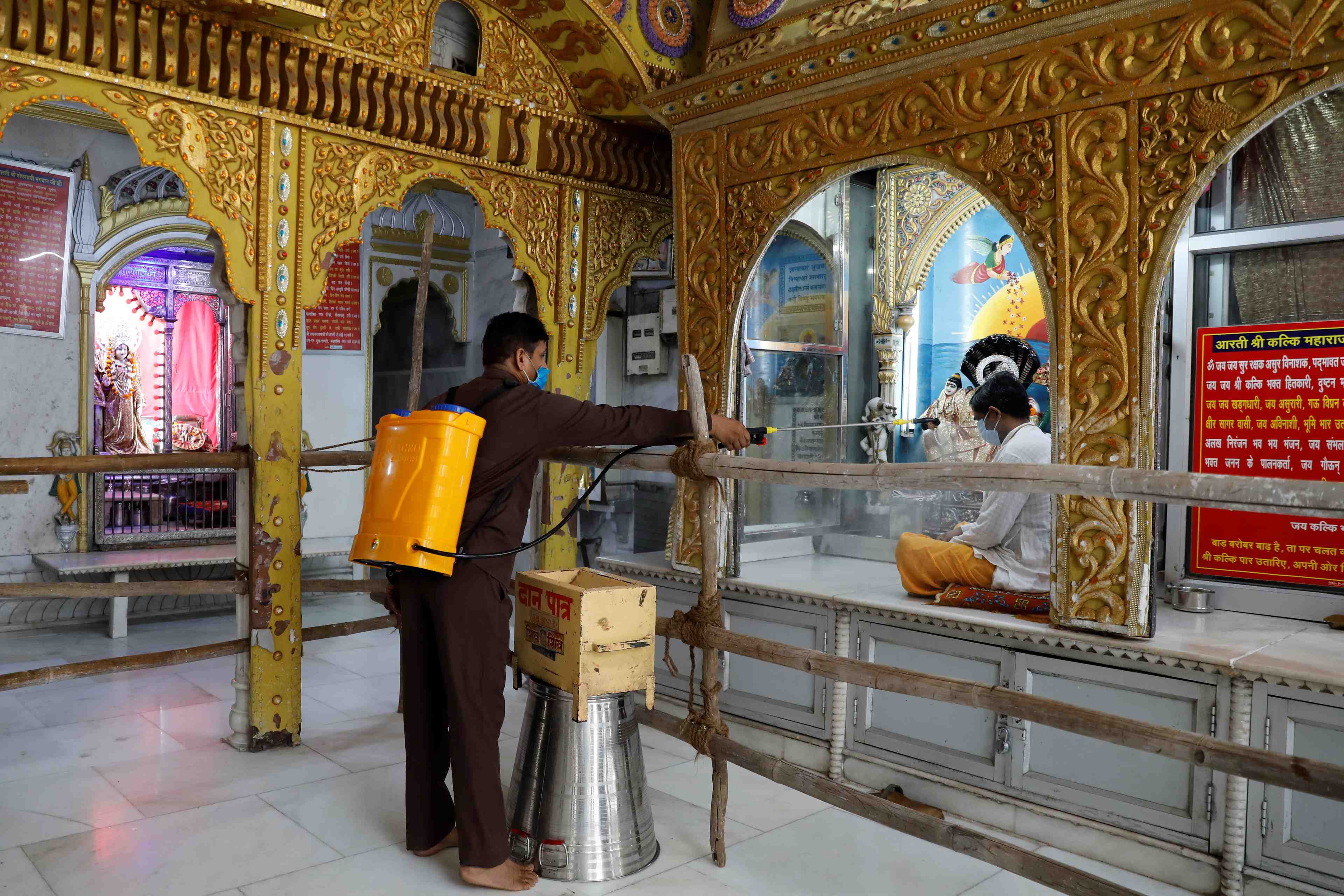 En inde, le coronavirus gagne du terrain, les temples accueillent des fideles masques