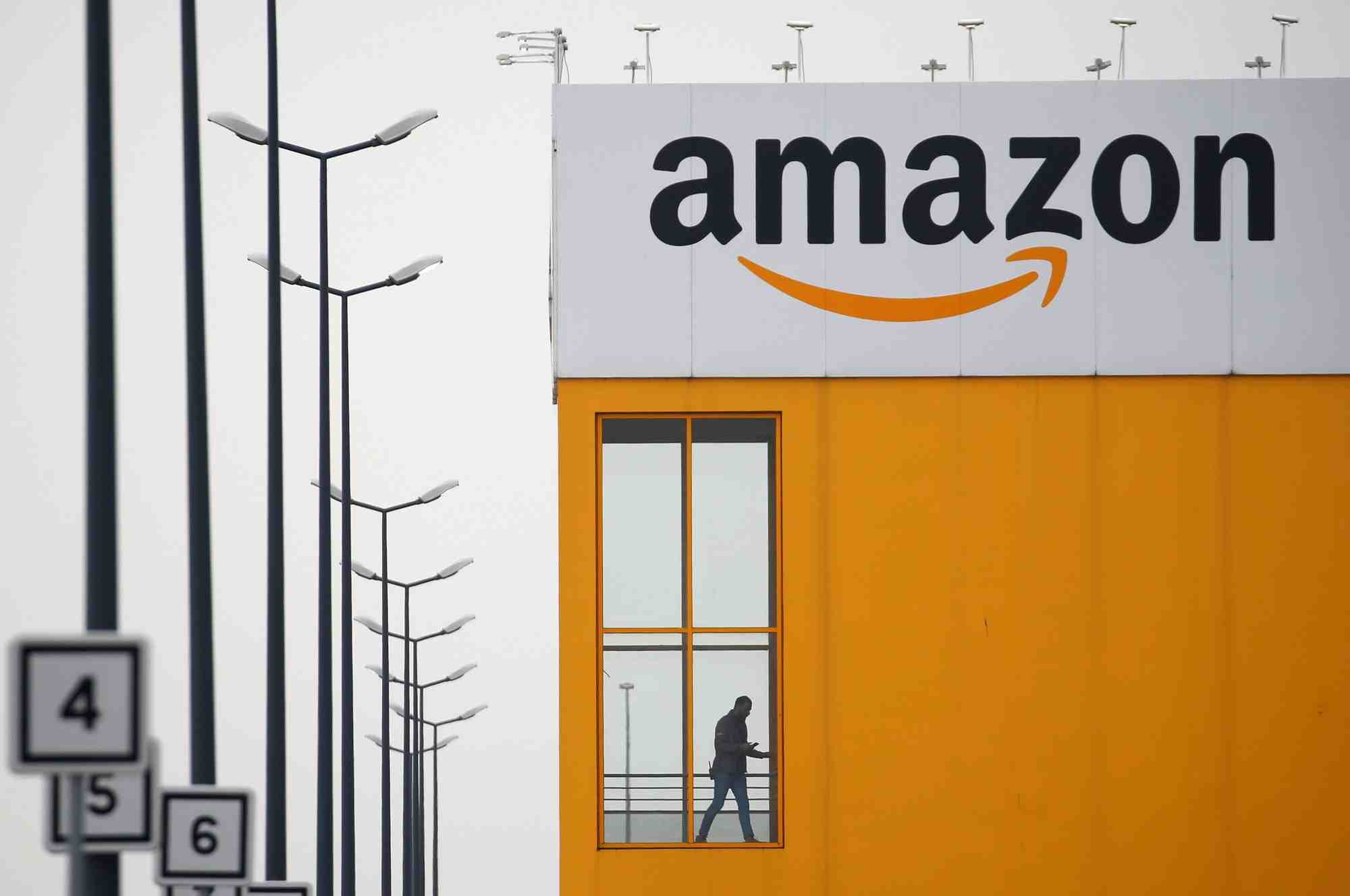 Des militants reclament l'arret du developpement d'amazon en france