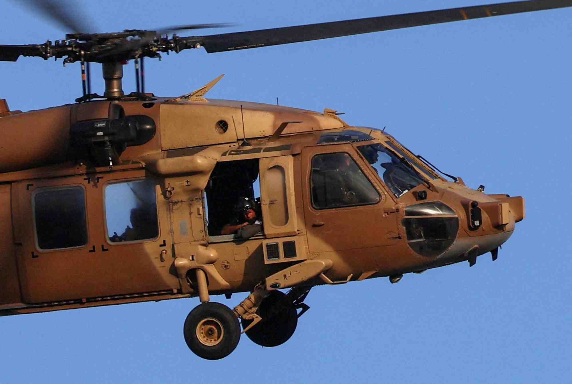 Un helicoptere militaire survole tel aviv