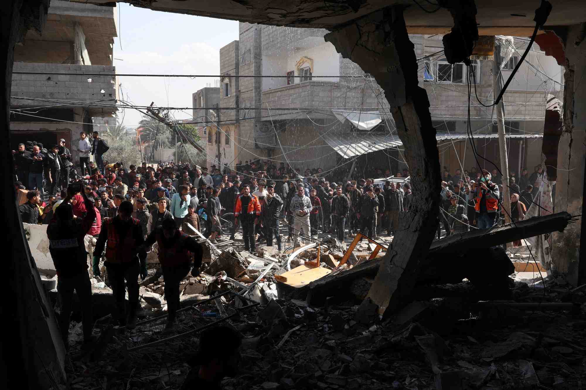 Des palestiniens se rassemblent sur le site d'une frappe israelienne a rafah, dans le sud de gaza