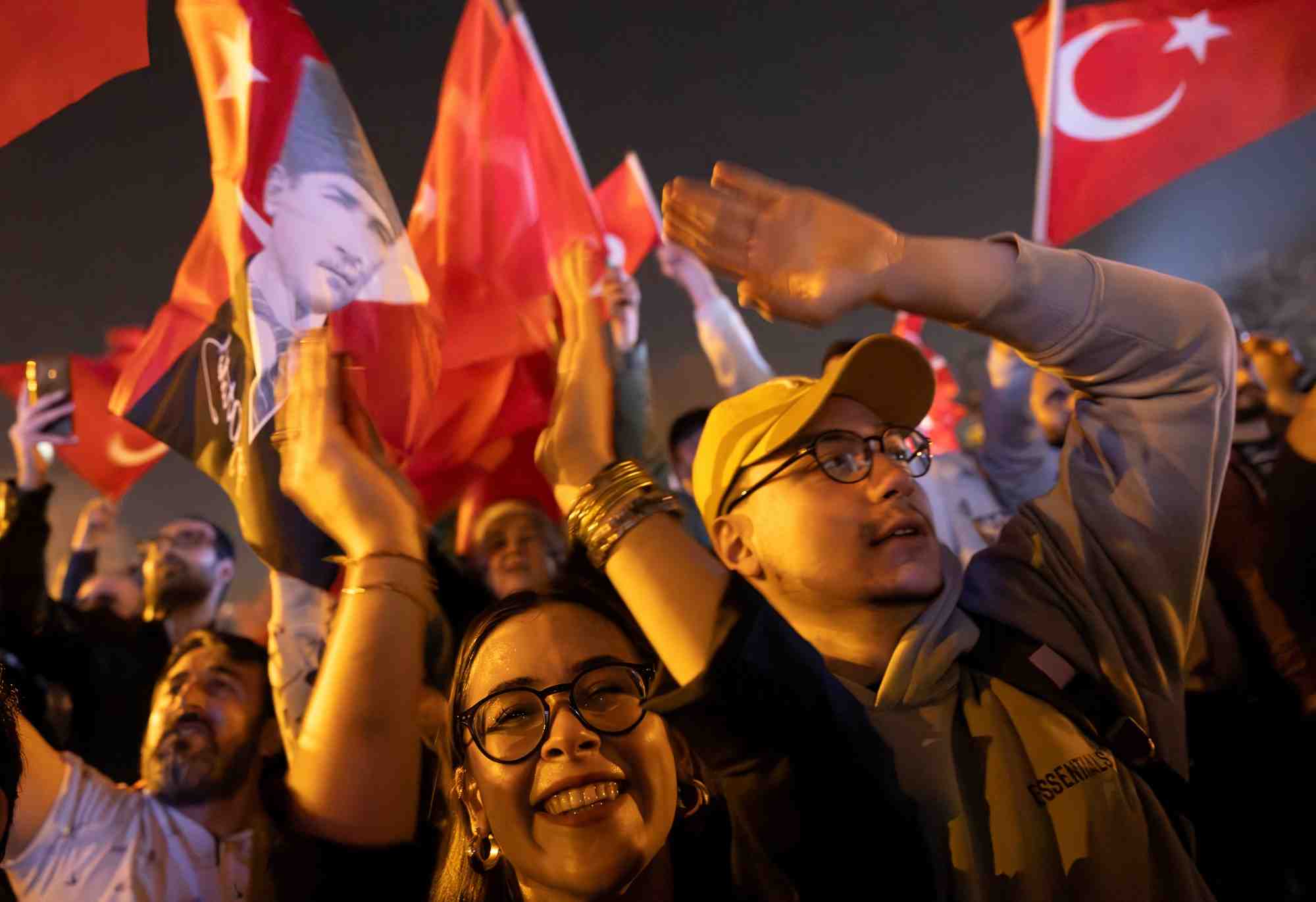 Les partisans du maire d'istanbul, ekrem imamoglu, celebrent sa victoire,  a istambul