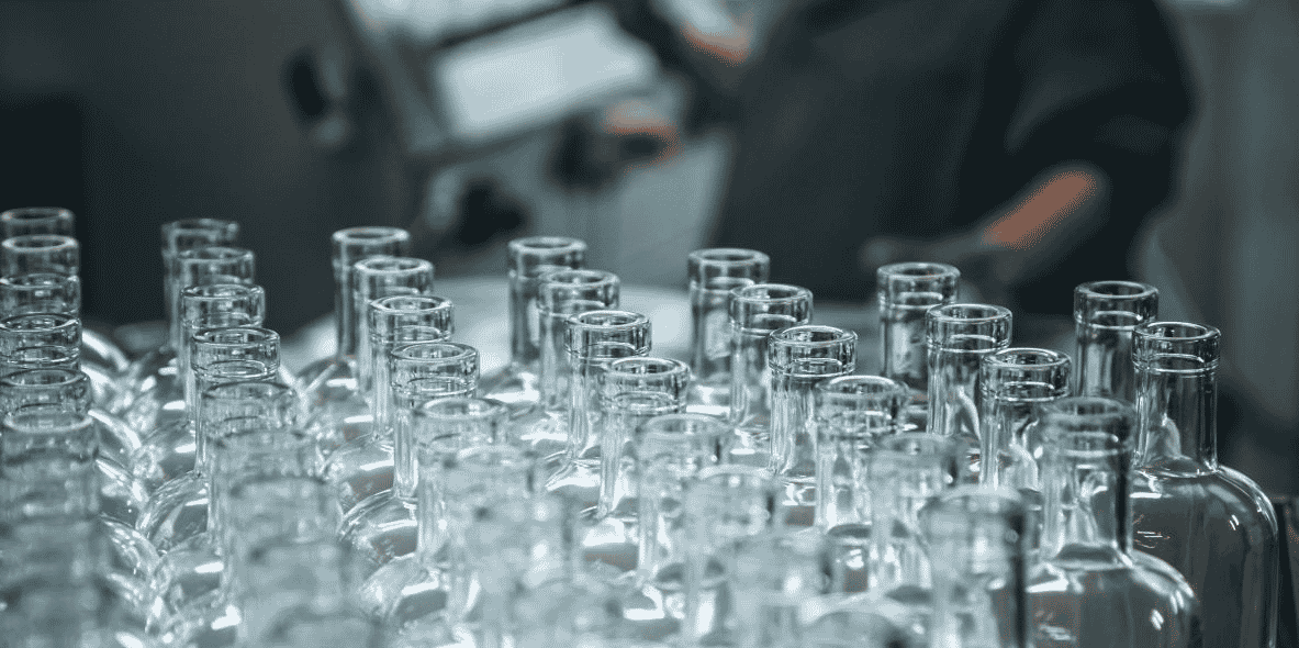La startup Eco in Pack a lavé 100.000 bouteilles en verre l'an dernier grâce à sa ligne pilote de nettoyage à Cognac, en Charente.