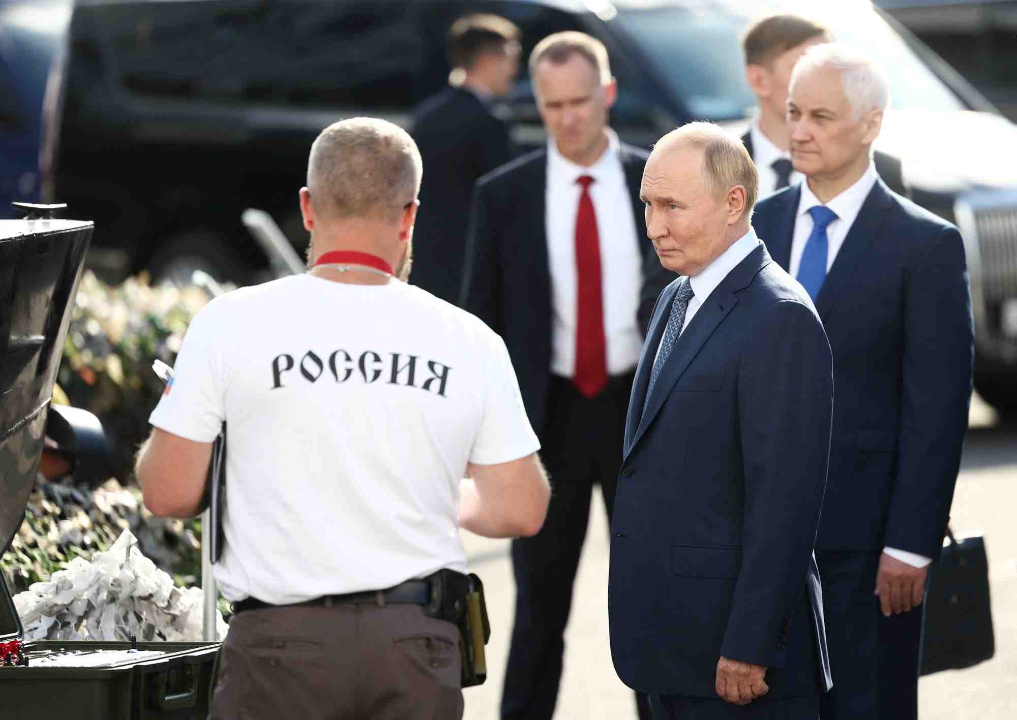 Le president russe vladimir poutine visite une usine de production de drones a saint-petersbourg
