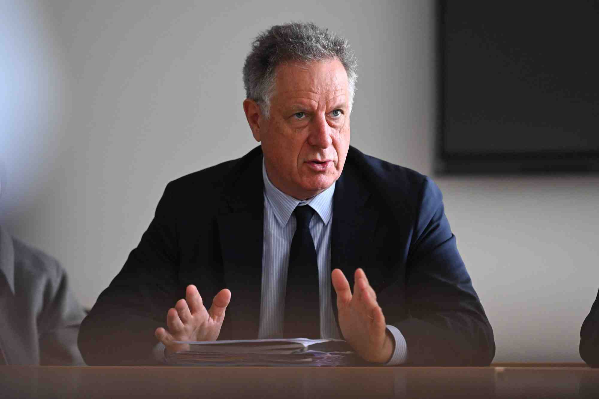 Le directeur de l’AP-HP est favorable à une hausse réfléchie du nombre de soignants.