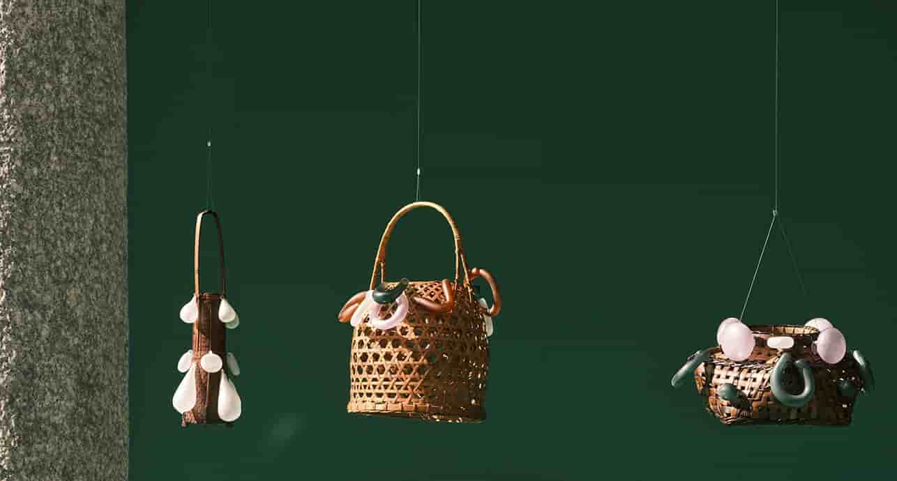 L’œuvre « Hybrid Exhalations », de l’artiste et architecte palestinienne Dima Srouji, entrelace des pièces de verre produites en Cisjordanie avec des paniers de bambou.