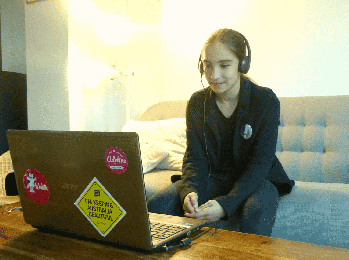 EdTech jeune fille avec ordinateur VivaLing