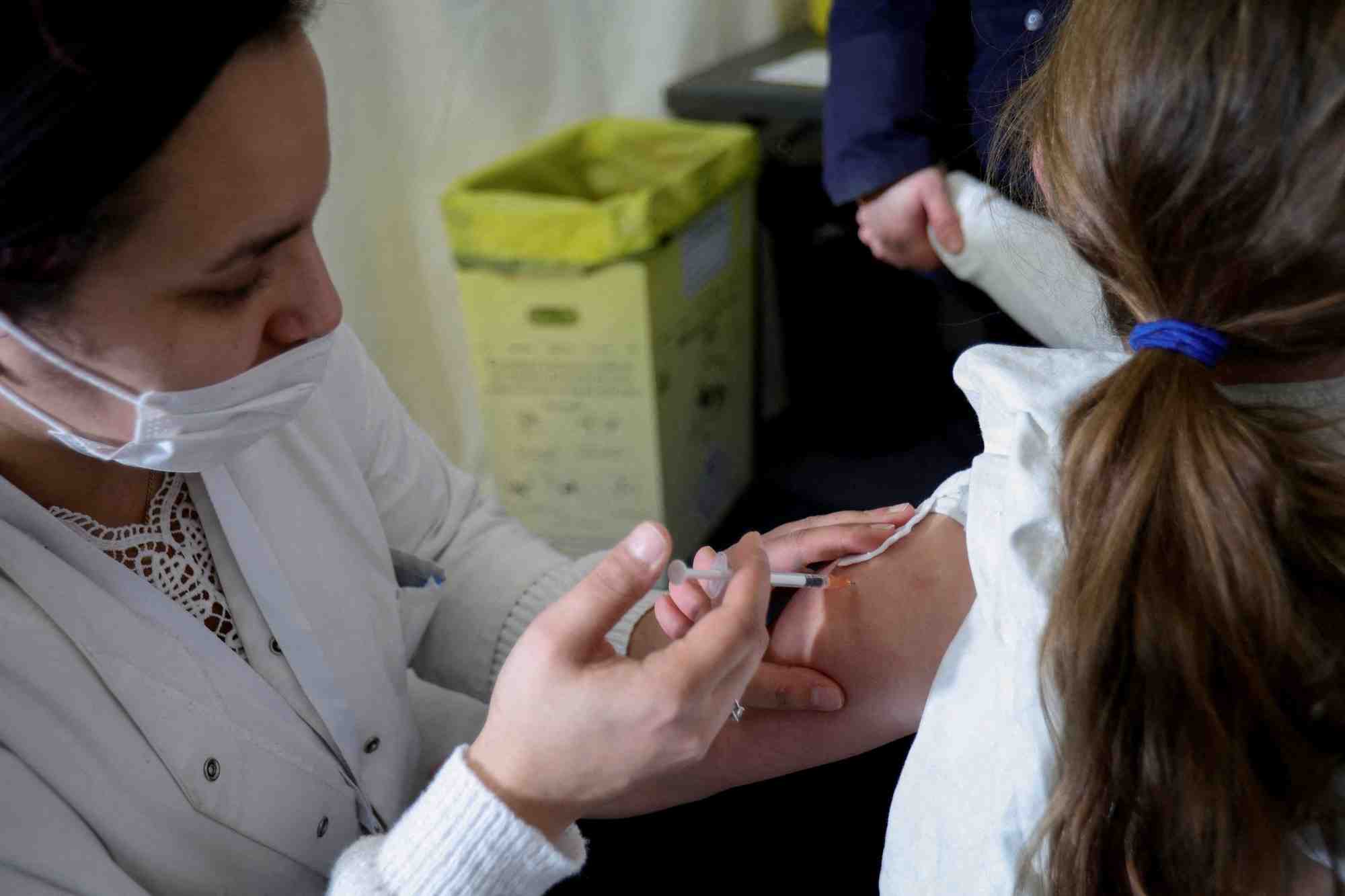 La has prone un rappel vaccinal a 3 mois face a omicron
